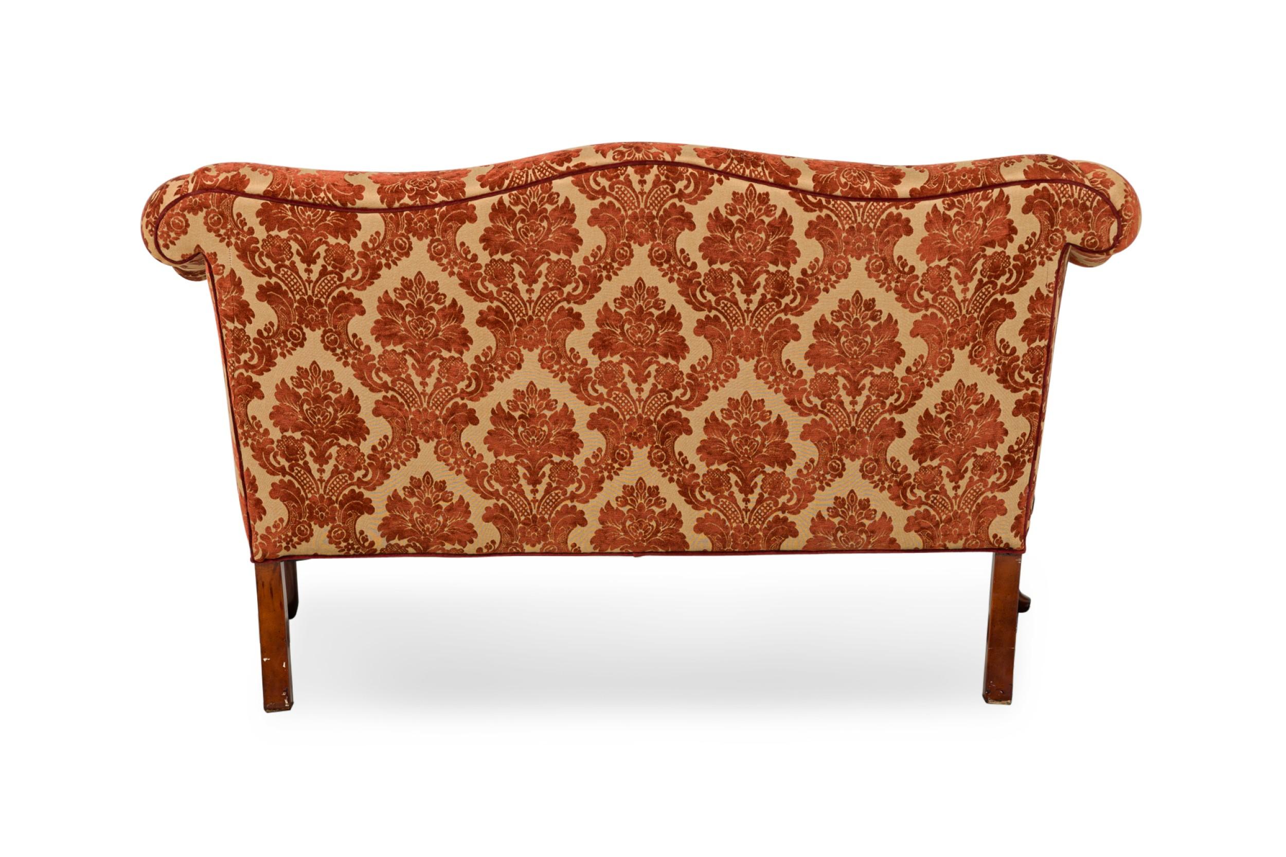 Loveseat Inglés de Damasco Rojo y Dorado de Estilo Georgiano en Bueno estado para la venta en Queens, NY