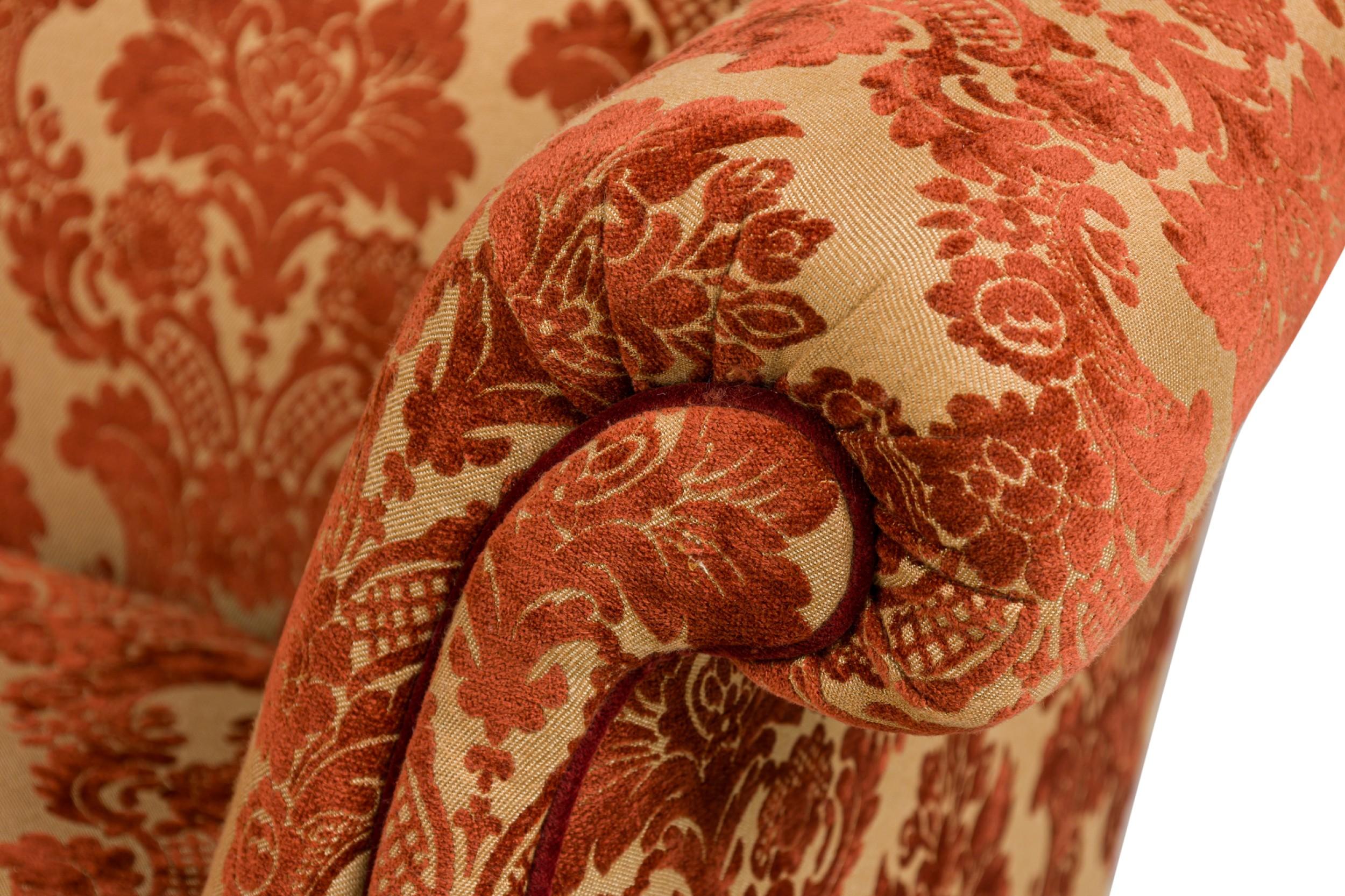 Loveseat Inglés de Damasco Rojo y Dorado de Estilo Georgiano siglo XX en venta