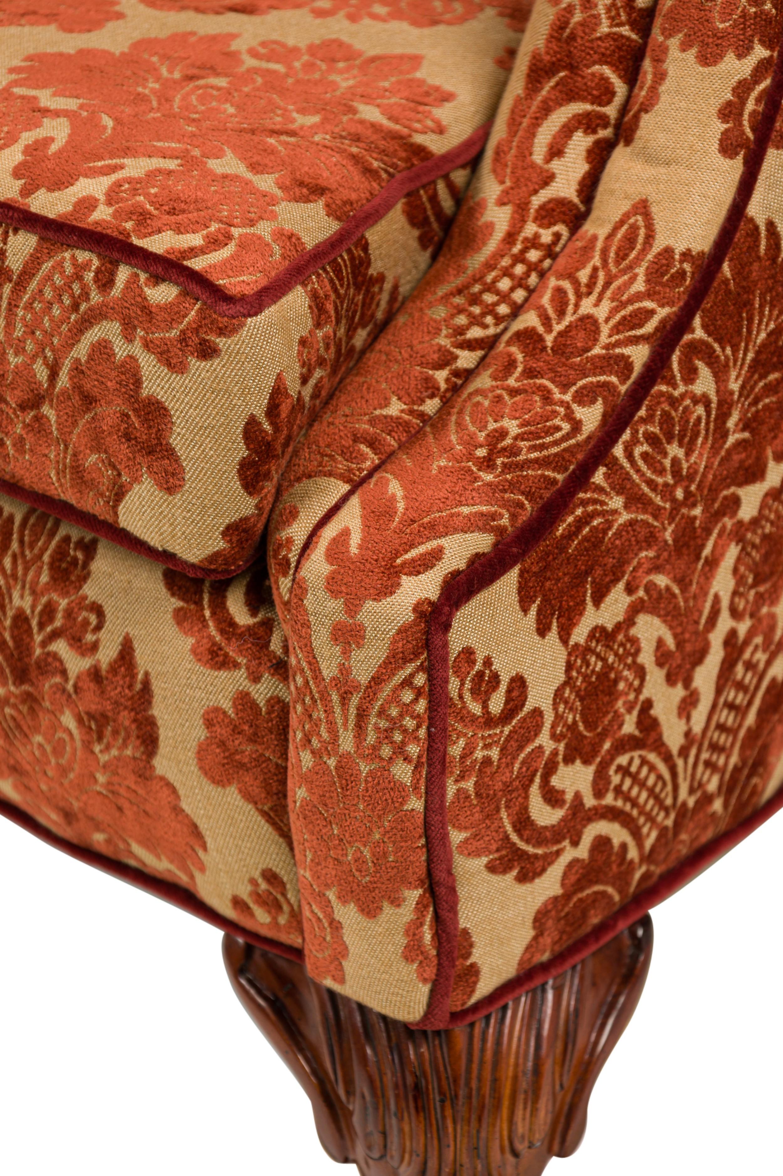 Loveseat Inglés de Damasco Rojo y Dorado de Estilo Georgiano Caoba en venta