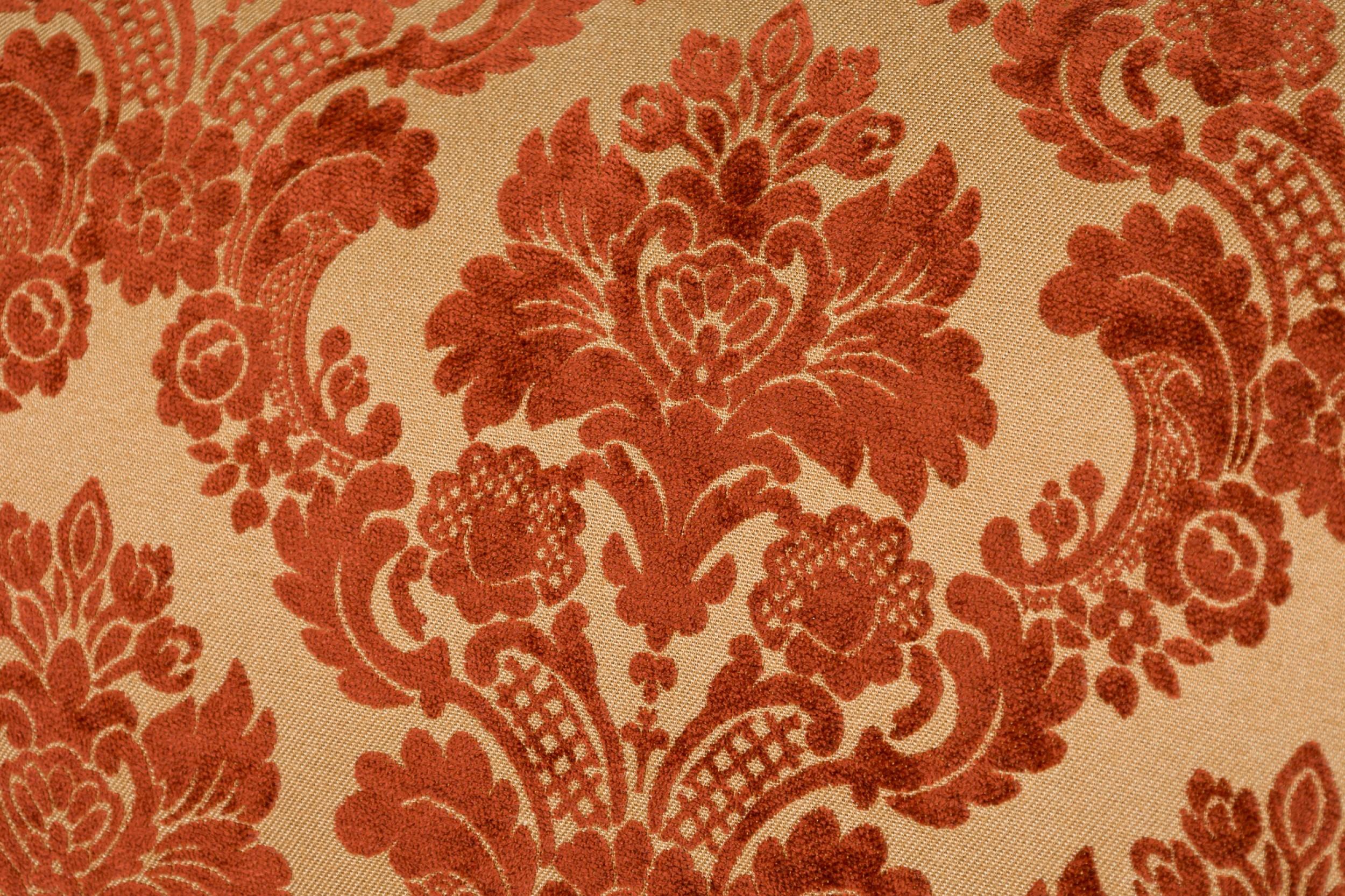 Loveseat Inglés de Damasco Rojo y Dorado de Estilo Georgiano en venta 2