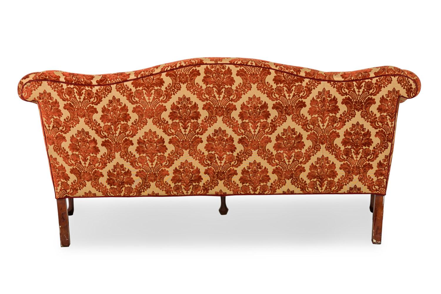 Sculpté English Georgian Style Red and Gold Damask Sofa en vente
