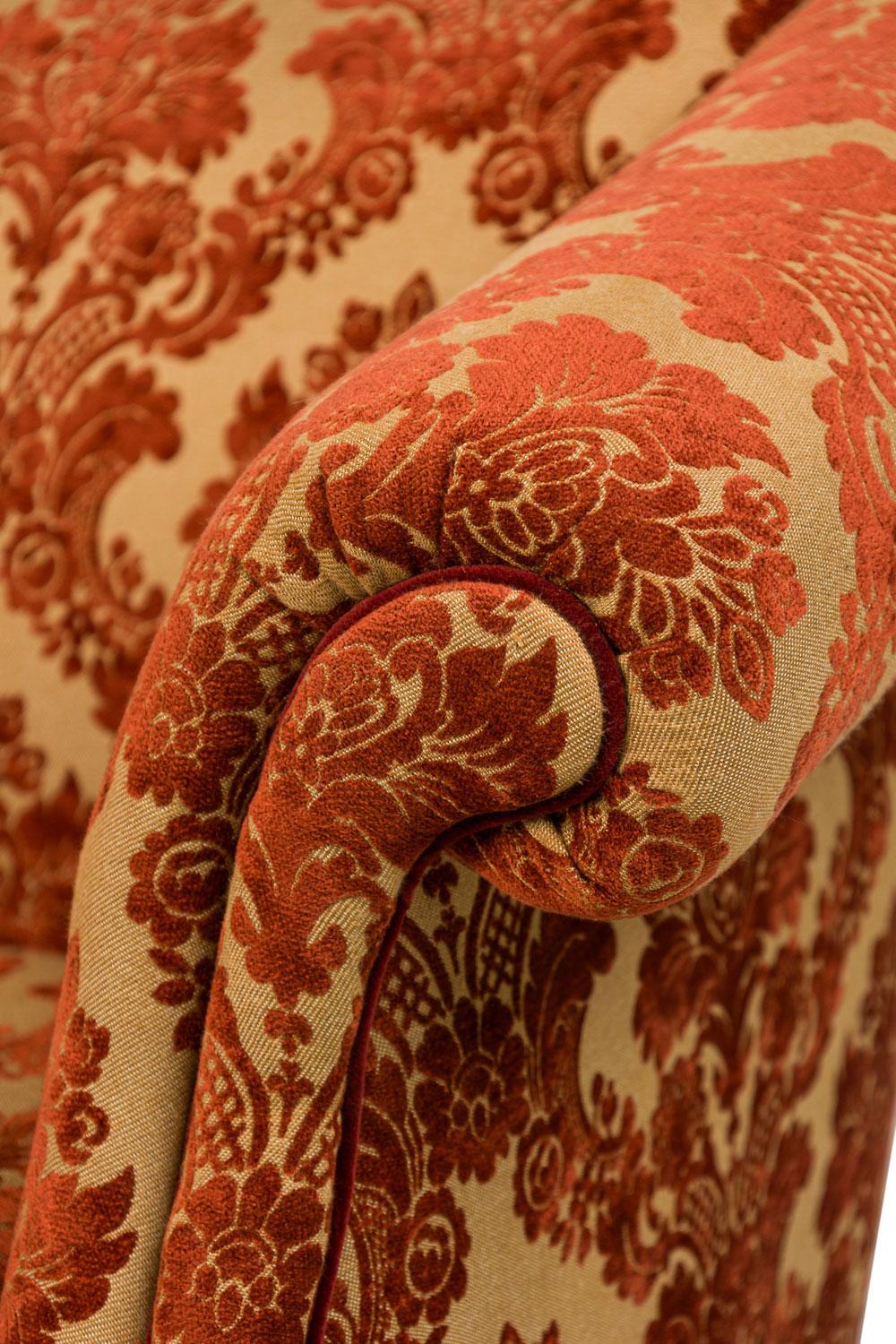 English Georgian Style Red and Gold Damask Sofa Bon état - En vente à Queens, NY