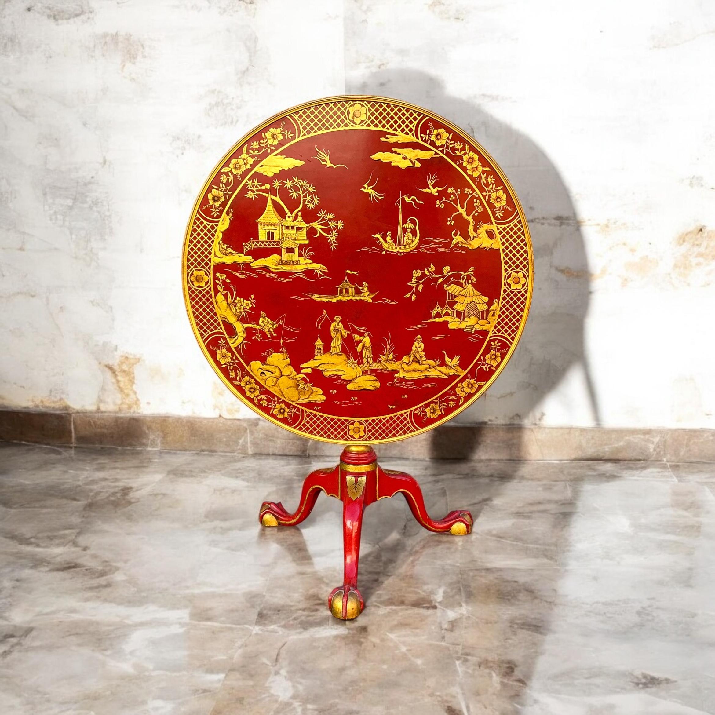 Questo è un tavolo bellissimo! Si tratta di un tavolo basculante in stile georgiano in lacca rossa e cineserie dorate. Ha una bella base a treppiede con sfera e artiglio. Le cineserie sono ben fatte. Si tratta di un'ottima riproduzione di un pezzo