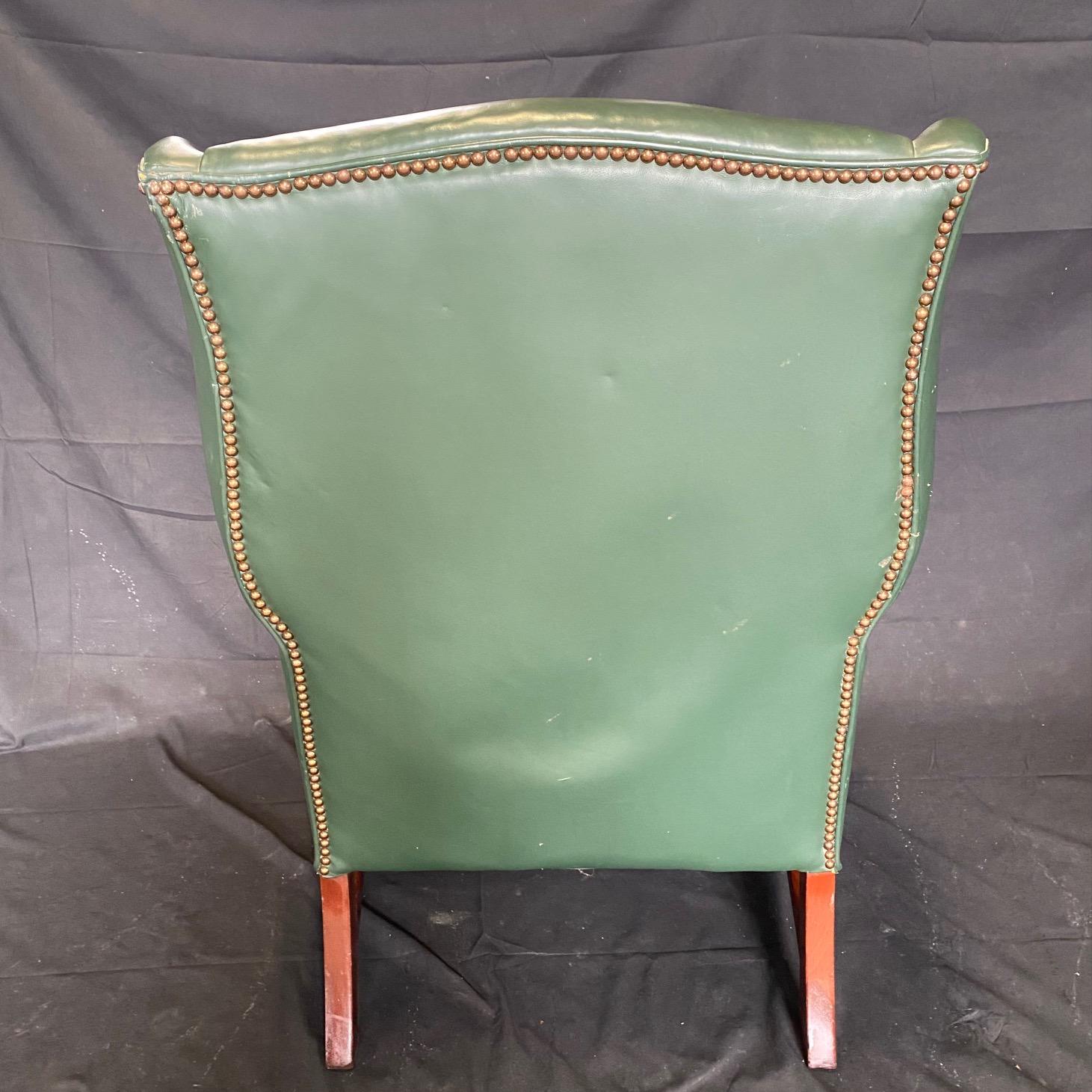 English Georgian Style Rich Hunt Green Leather Wingback Arm Chair and Ottoman In Good Condition In Hopewell, NJ