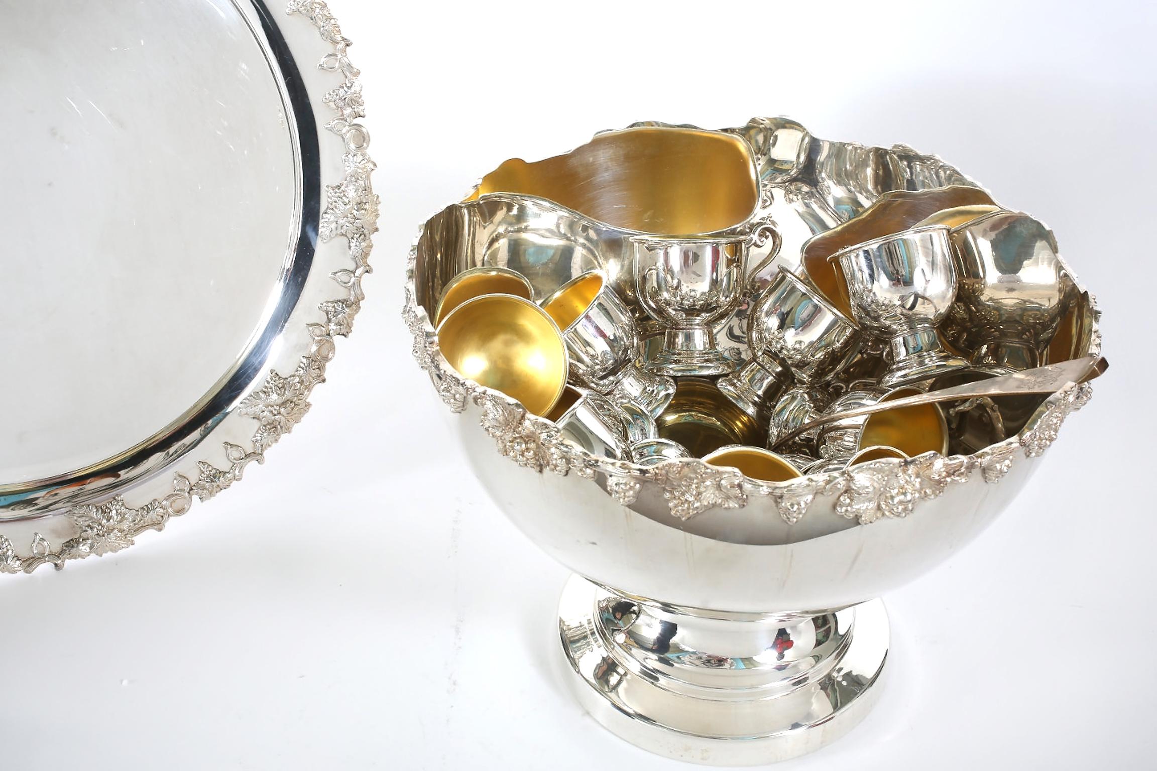 English Georgian Style Silver Plated / Copper 15 Piece Punch Bowl Service In Good Condition In Tarry Town, NY