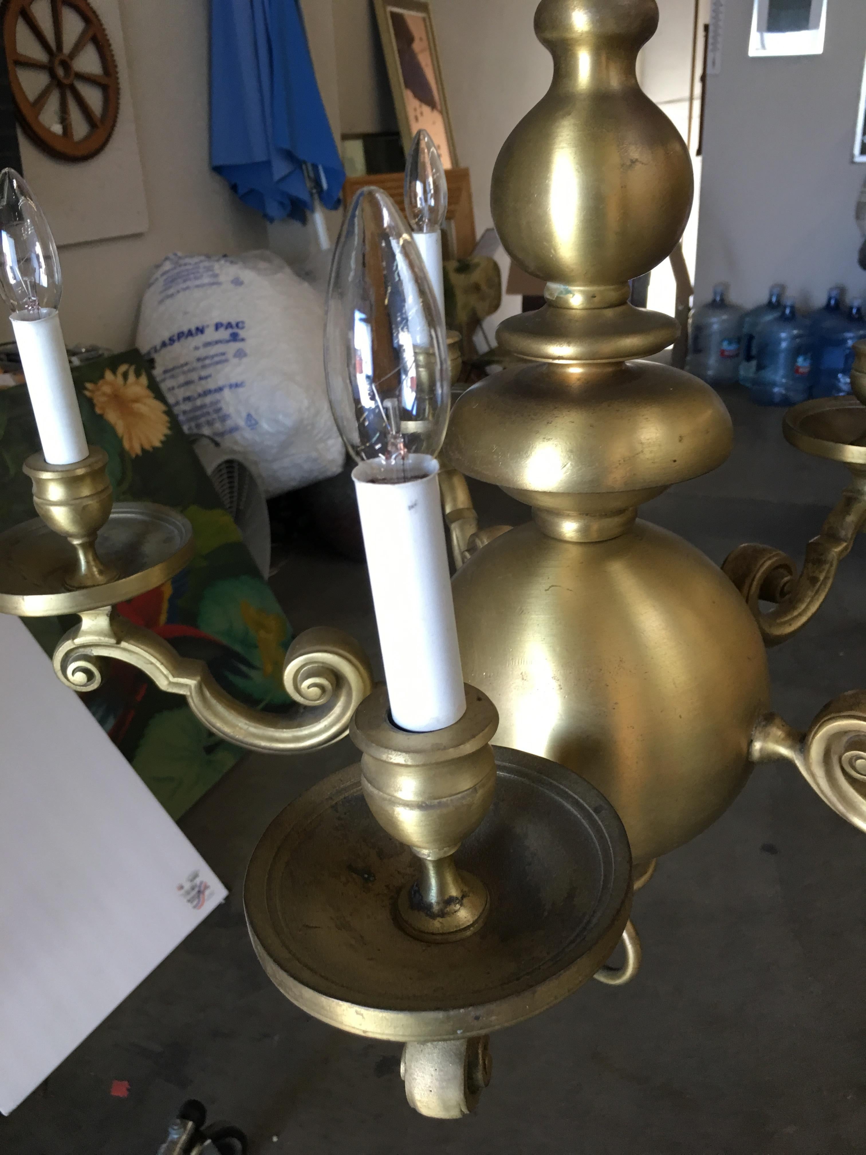 Early 20th Century English Georgian Style Solid Brass 5-Arm Chandelier For Sale