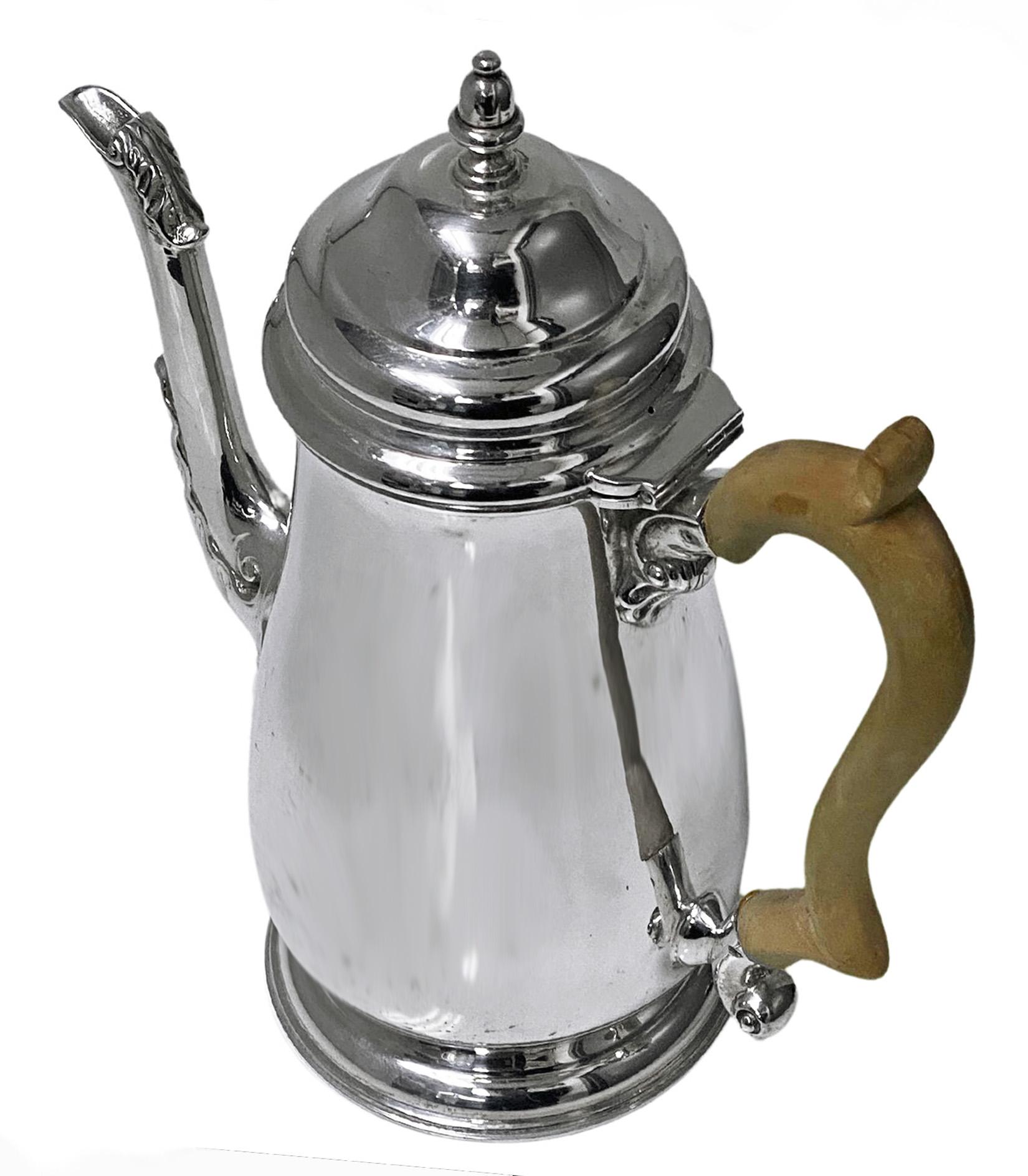 English Georgian Style Sterling Silver Coffee Pot London 1965 Wakely and Wheeler In Good Condition In Toronto, Ontario