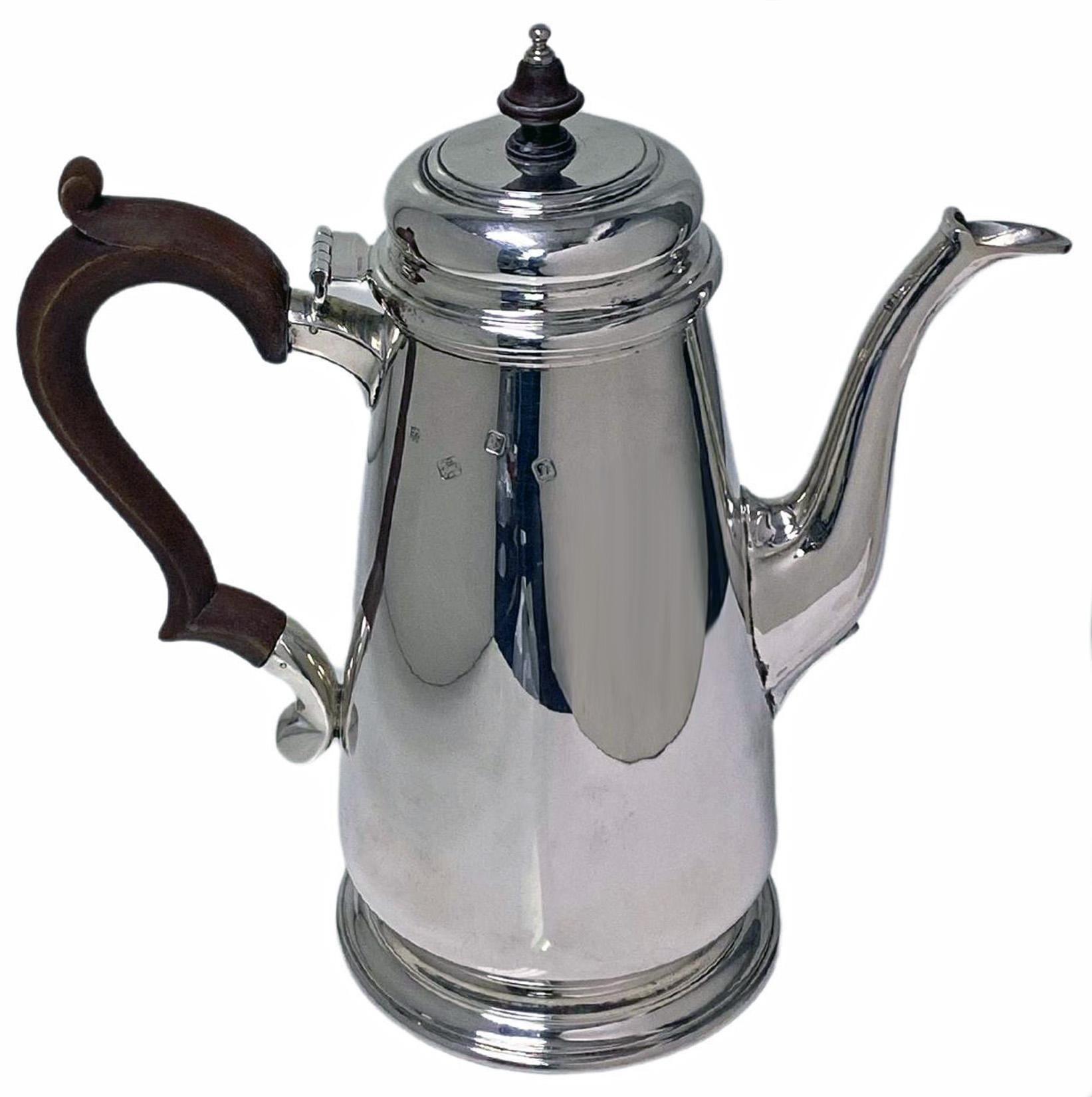 English Georgian Style Sterling Silver Coffee Pot, London 1968 William Comyns In Good Condition In Toronto, Ontario