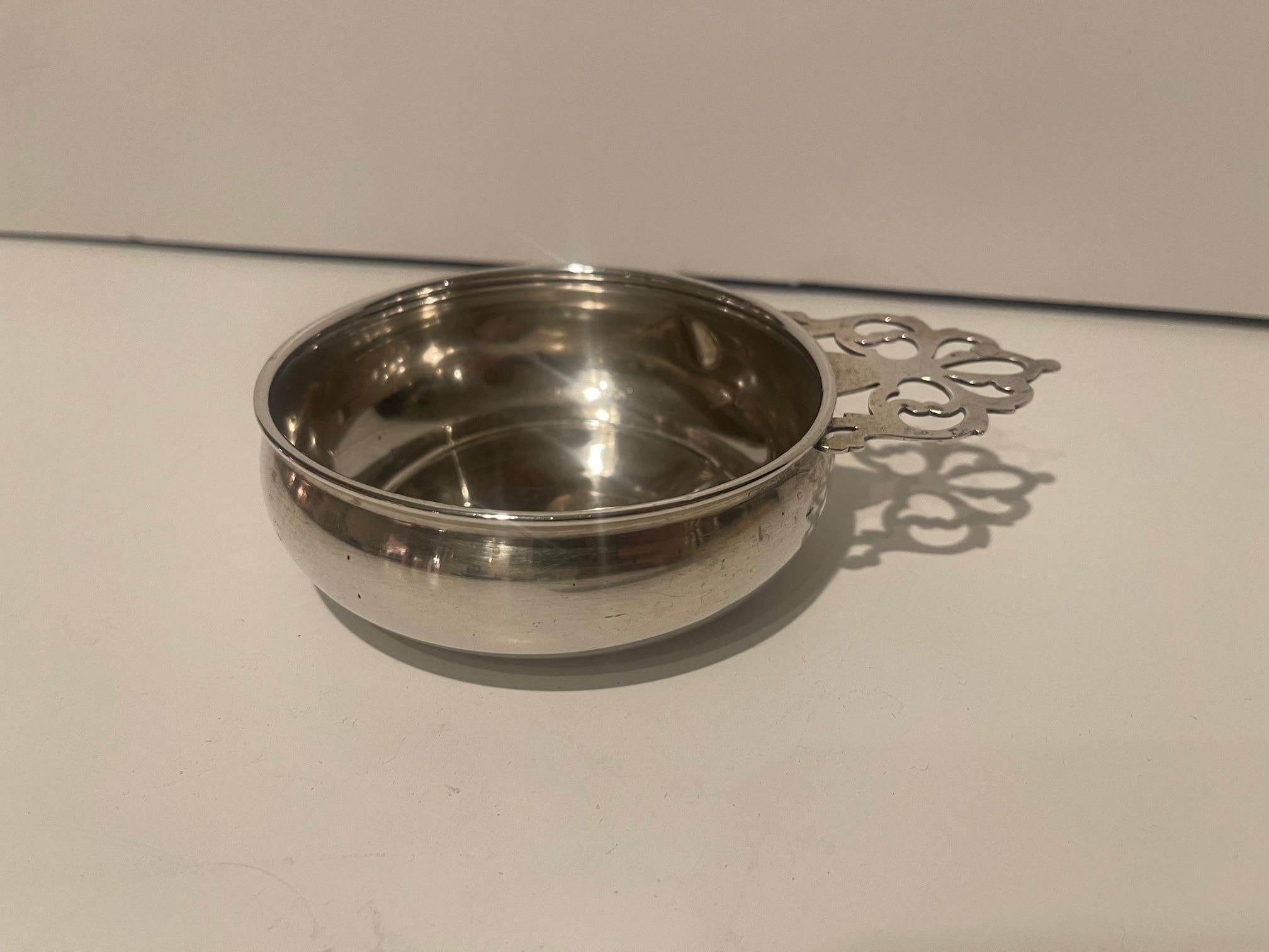English Georgian Style Sterling Silver Porringer Bowl, Late 19th Century In Good Condition For Sale In Savannah, GA