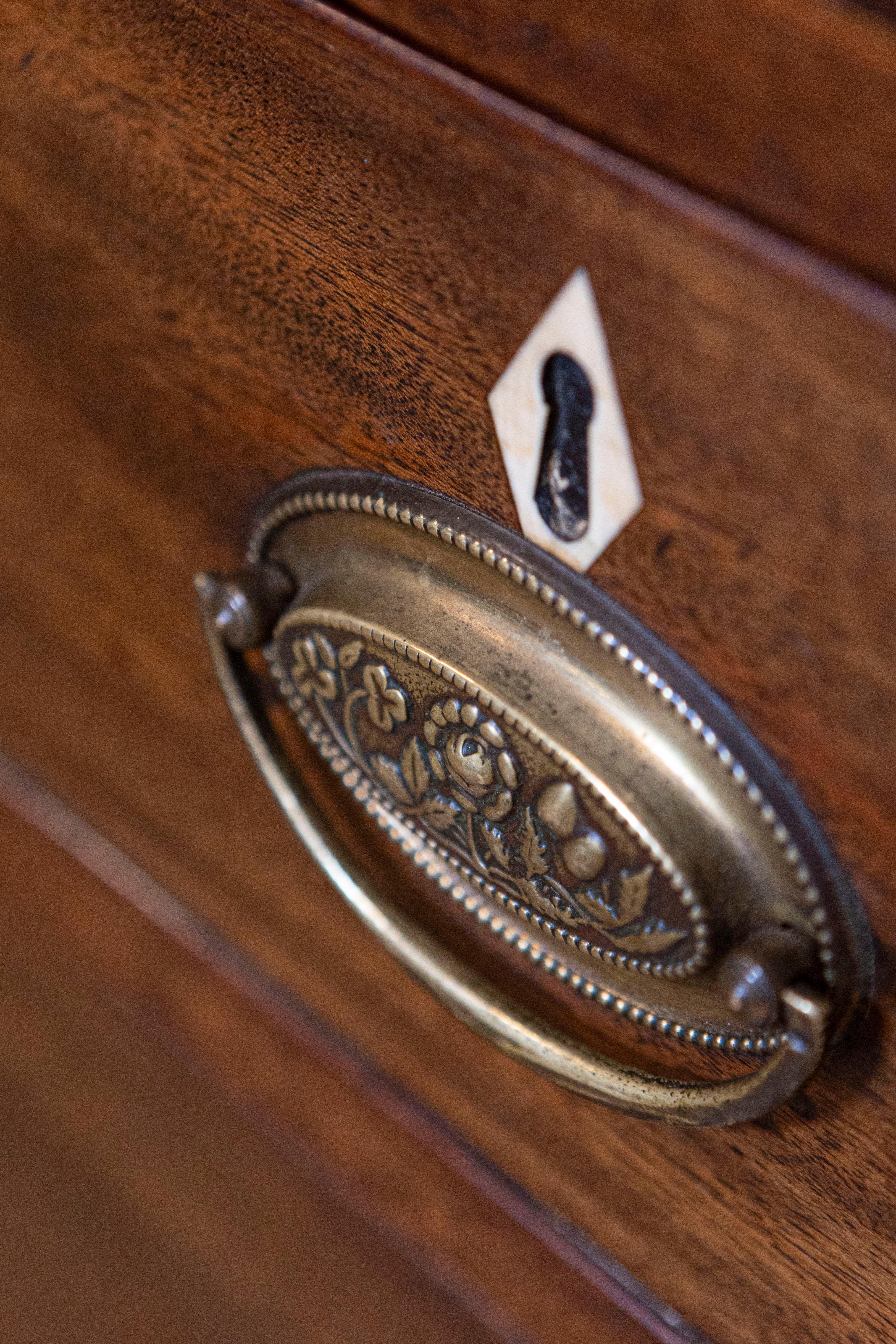 English Georgian Style Walnut Four-Drawer Chest with Sheraton Style Hardware For Sale 5