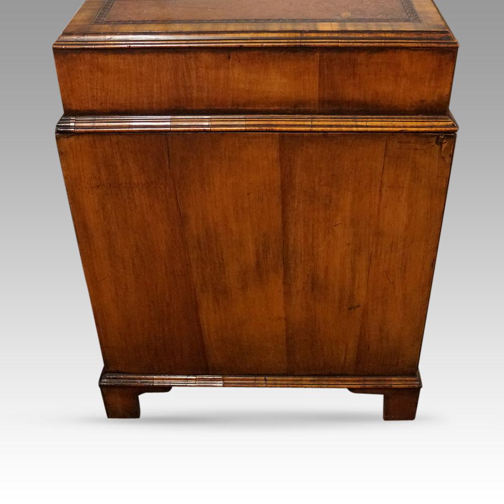 Early 20th Century English Georgian style walnut pedestal desk For Sale