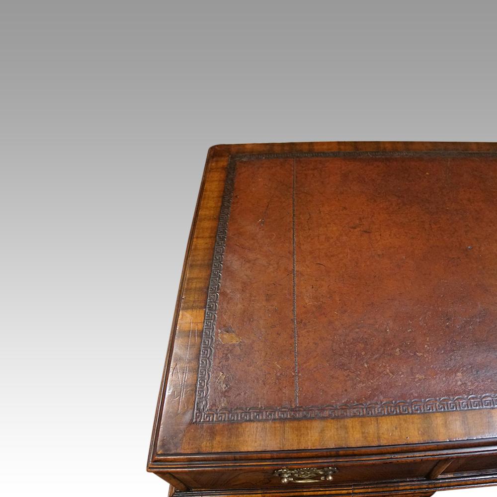 Walnut English Georgian style walnut pedestal desk For Sale