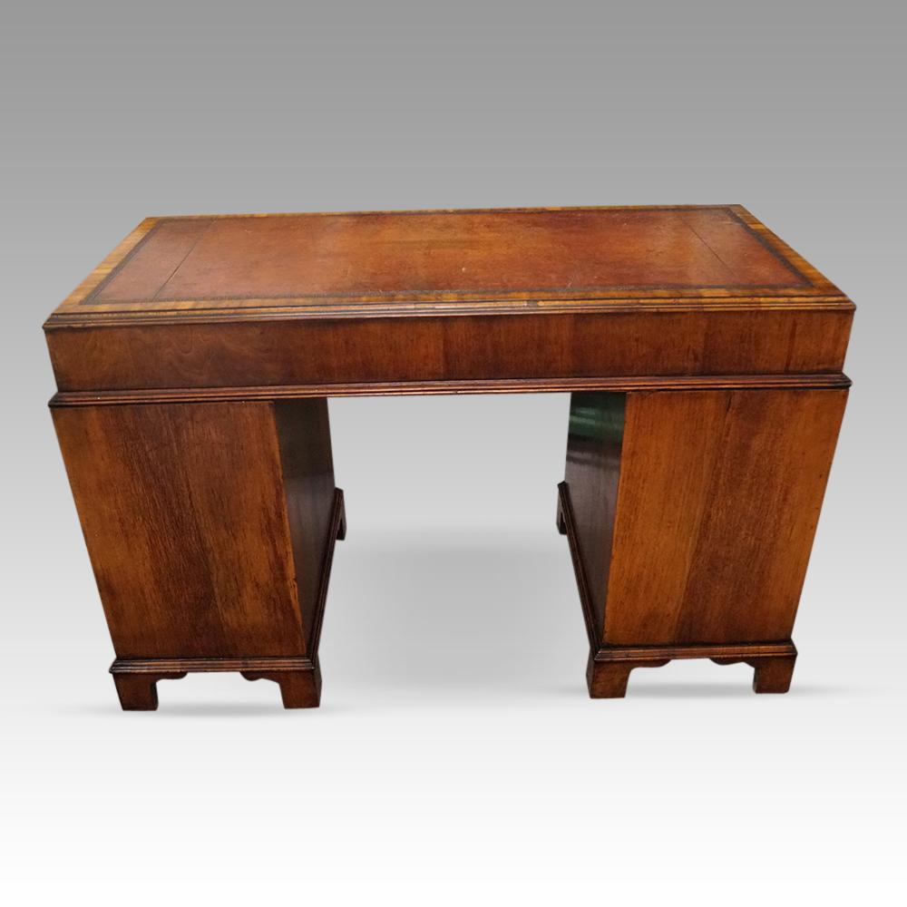 English Georgian style walnut pedestal desk For Sale 4