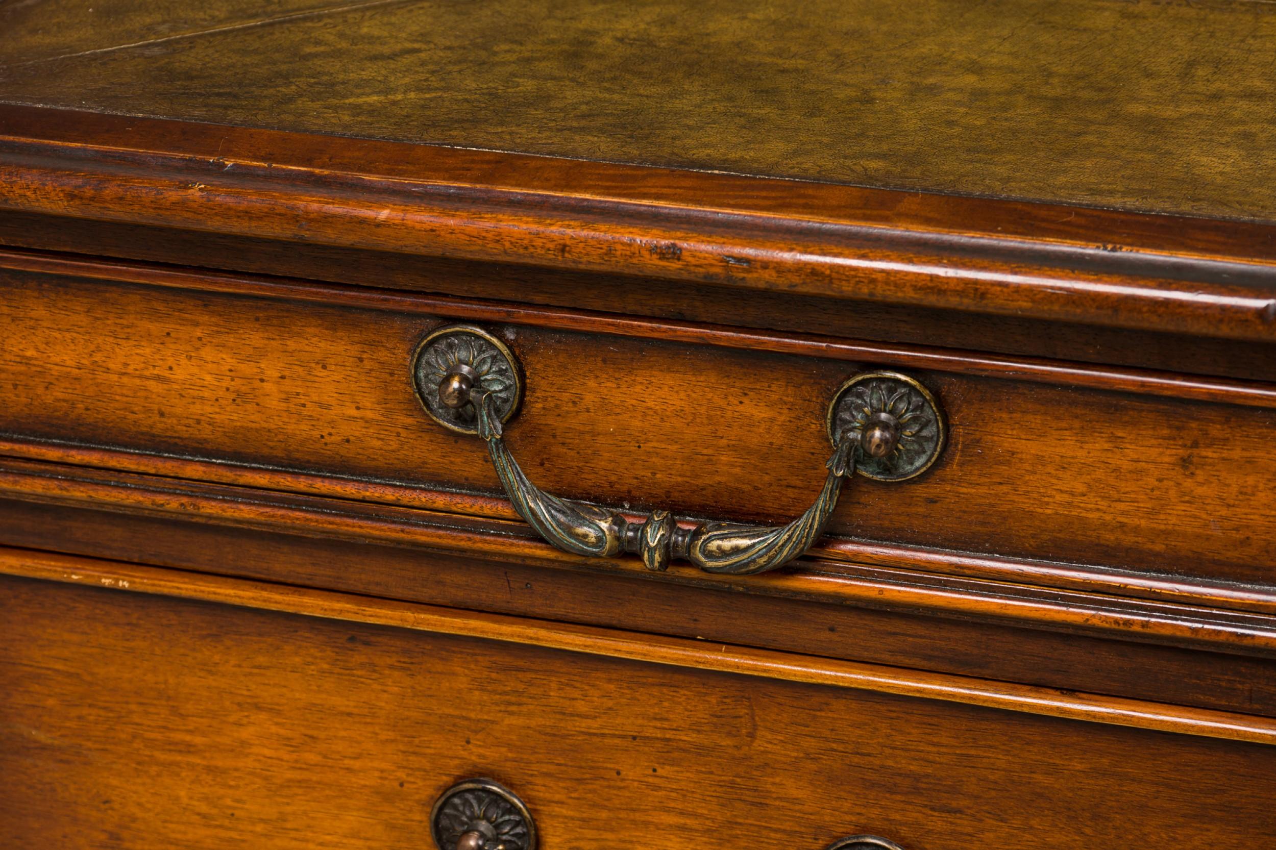 Scrivania in legno a ginocchio in stile georgiano inglese in vendita 4