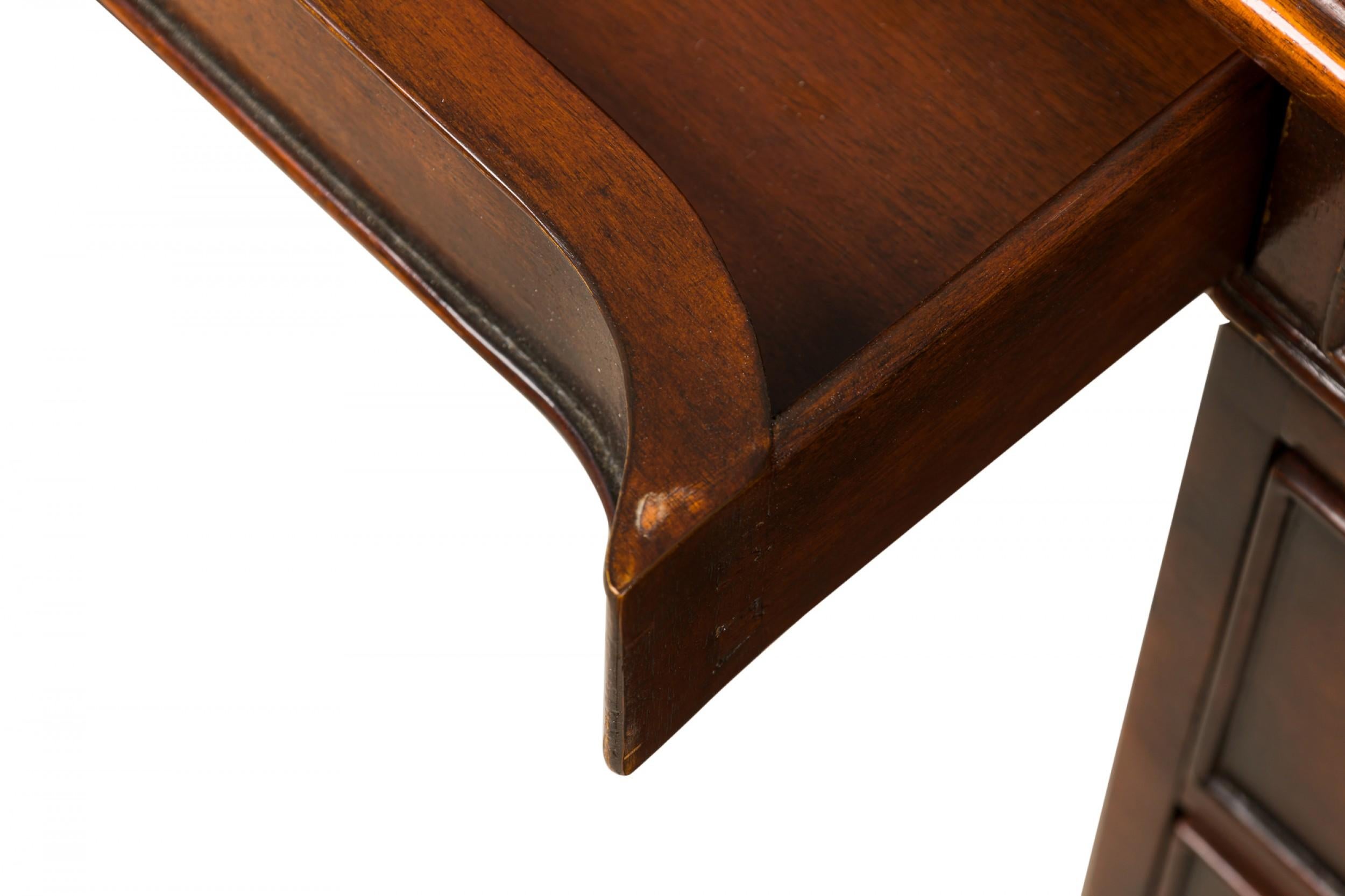 Scrivania in legno a ginocchio in stile georgiano inglese in vendita 5