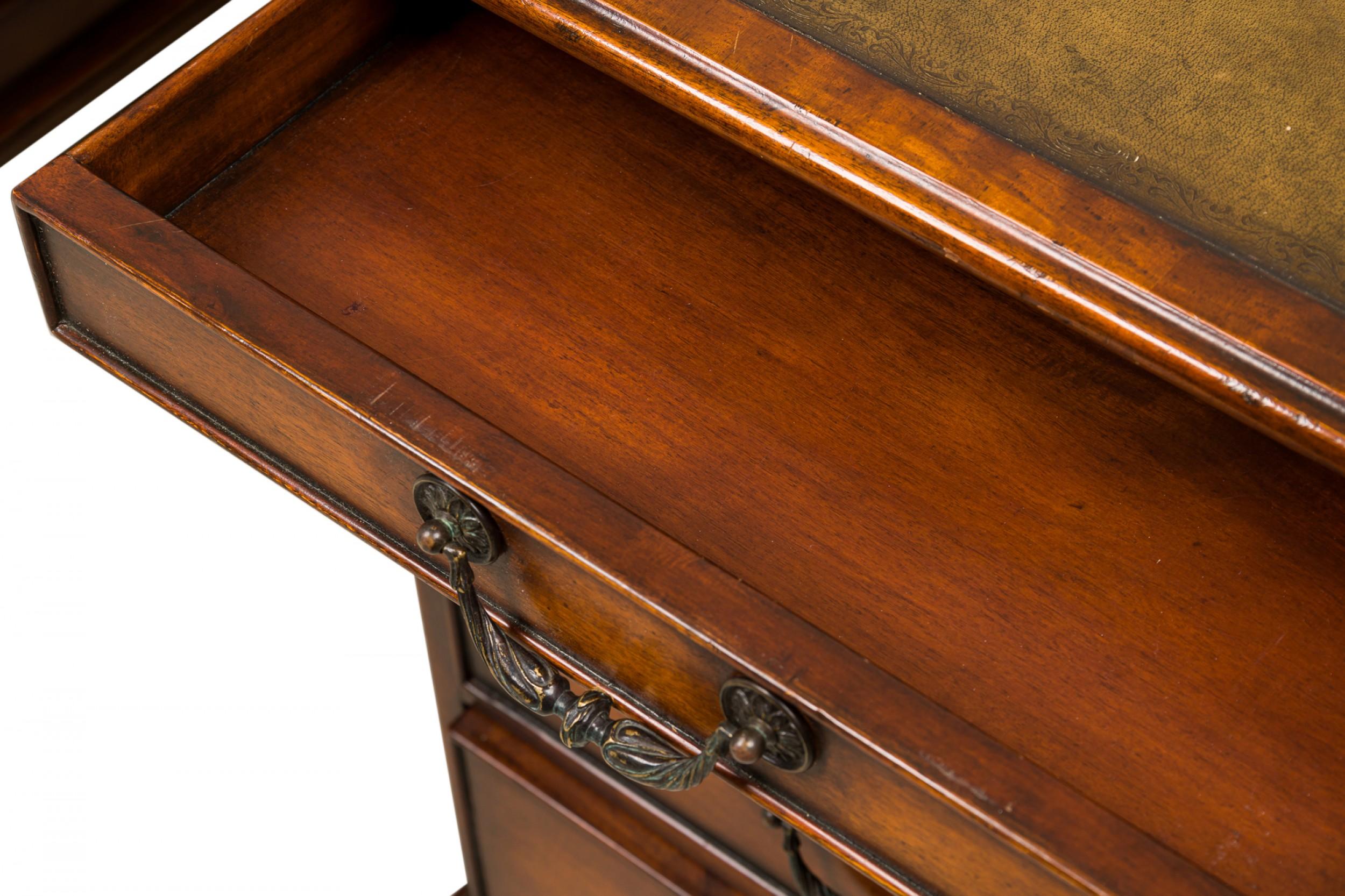 Scrivania in legno a ginocchio in stile georgiano inglese in vendita 6