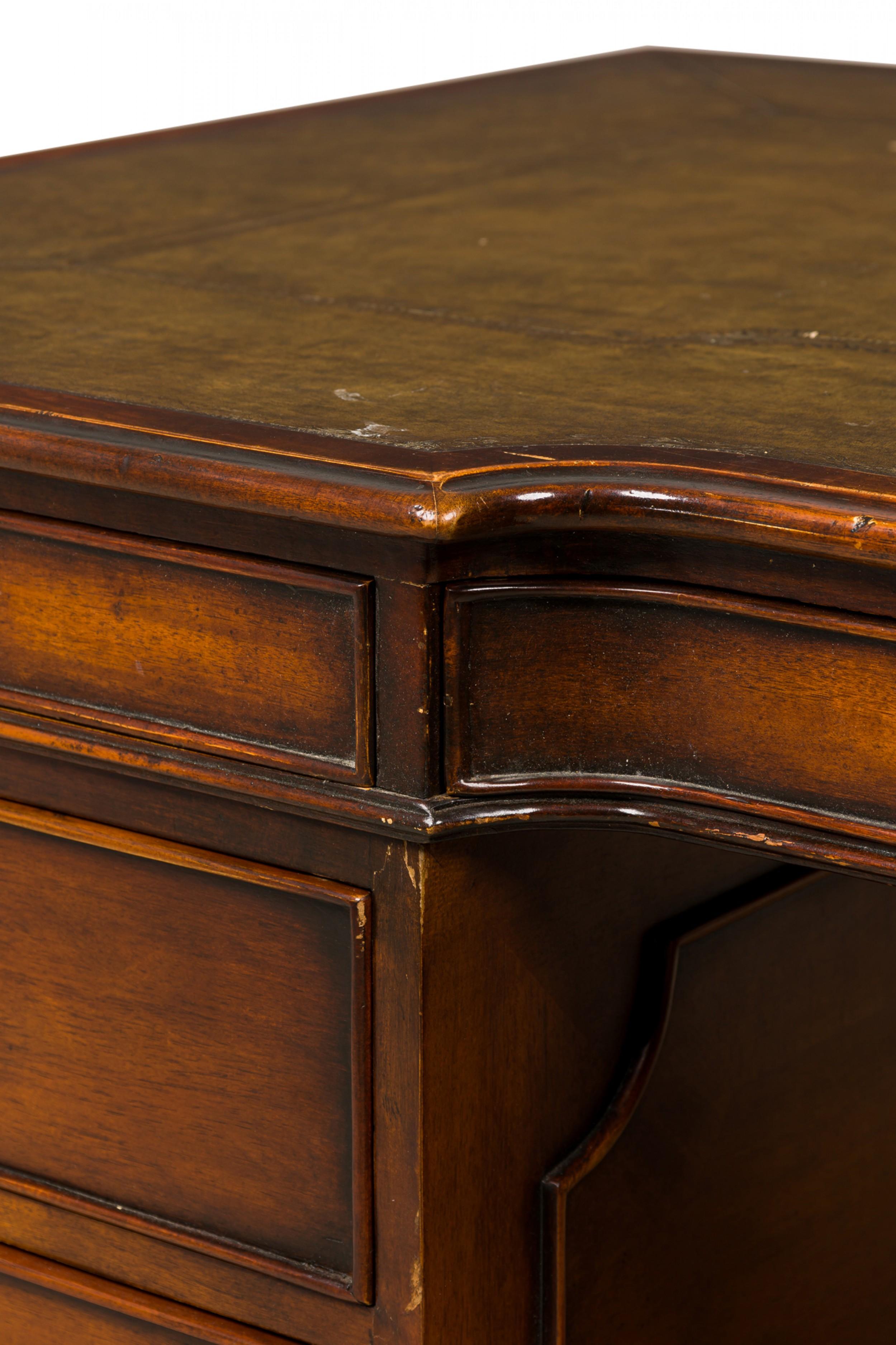 Scrivania in legno a ginocchio in stile georgiano inglese in vendita 7