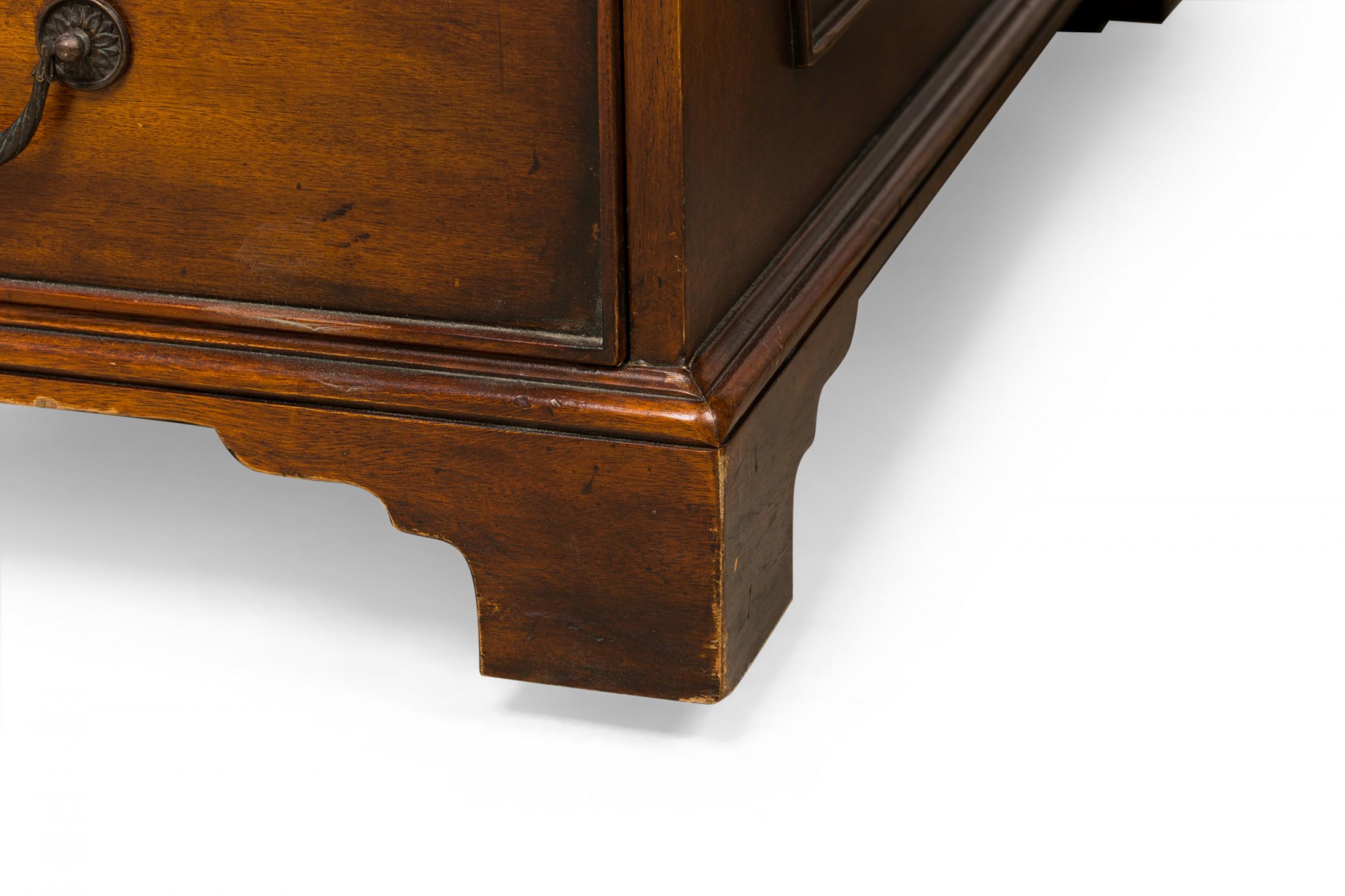 Scrivania in legno a ginocchio in stile georgiano inglese in vendita 8