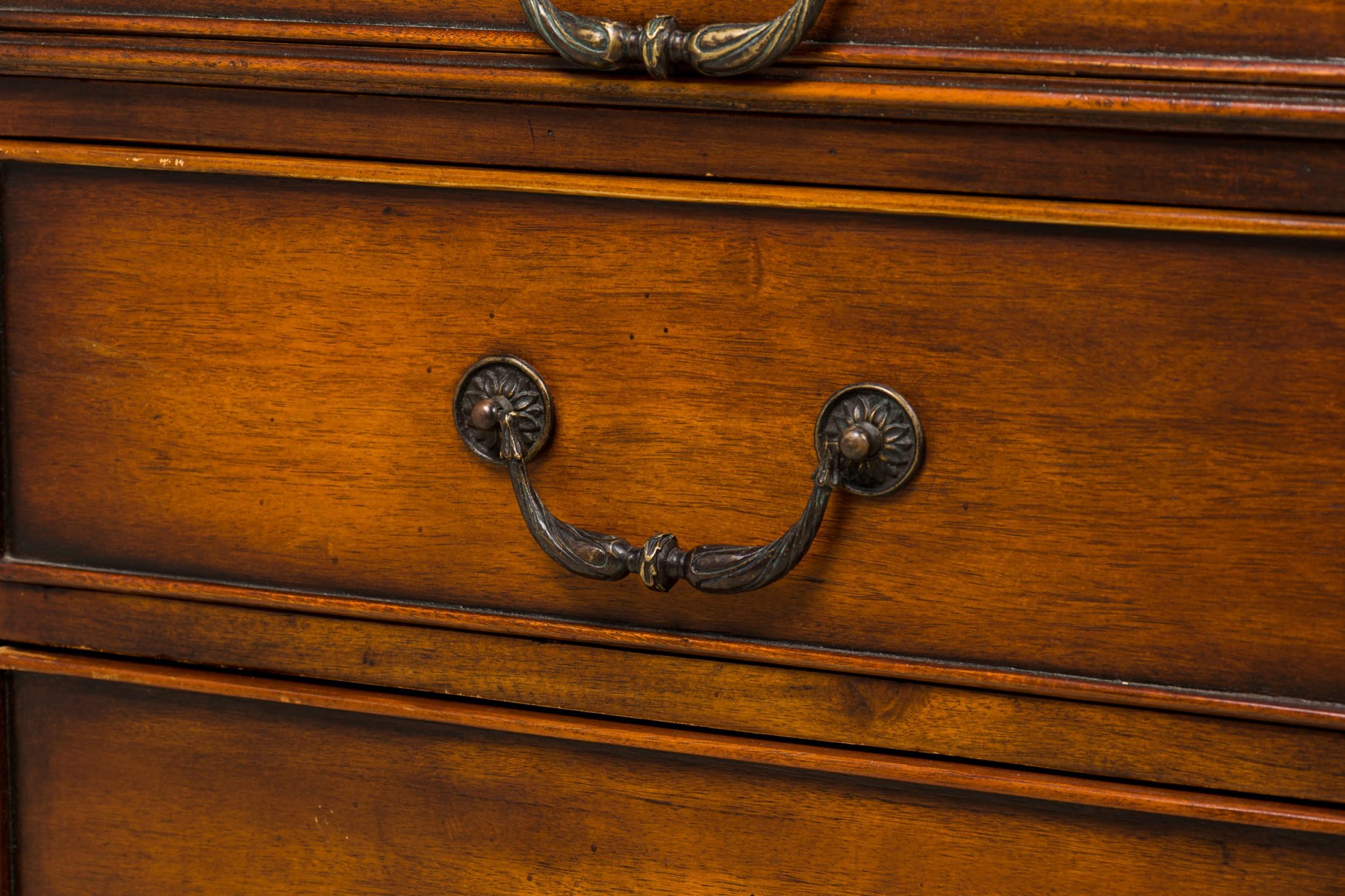 Scrivania in legno a ginocchio in stile georgiano inglese in vendita 9