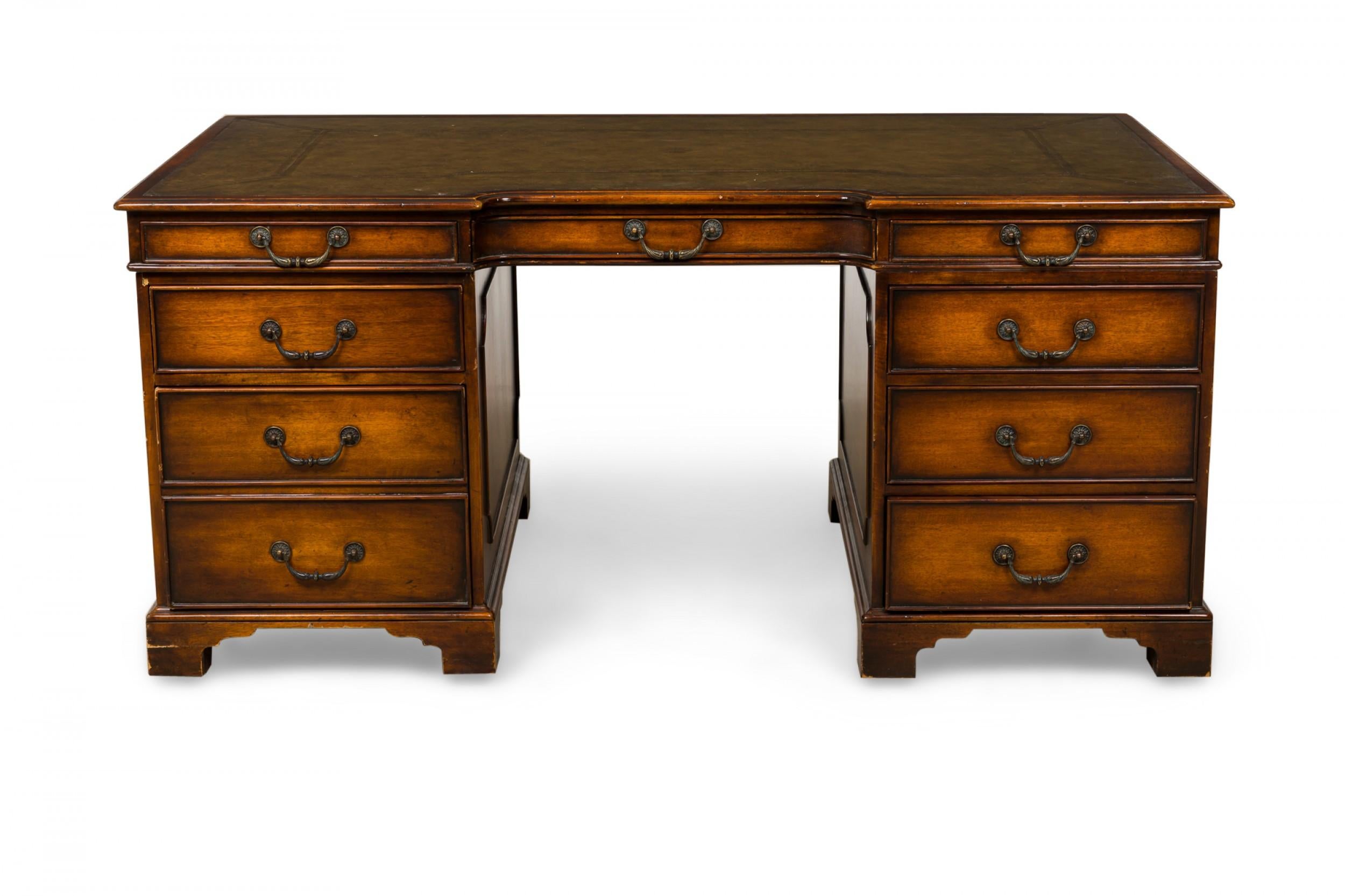 Scrivania in stile georgiano inglese (20° secolo) in mogano con foro per il ginocchio, piano in pelle marrone con bordo in rilievo, bordi modanati, tre lunghi cassetti estraibili nel grembiule seguiti da una colonna a tre cassetti per ogni mobile
