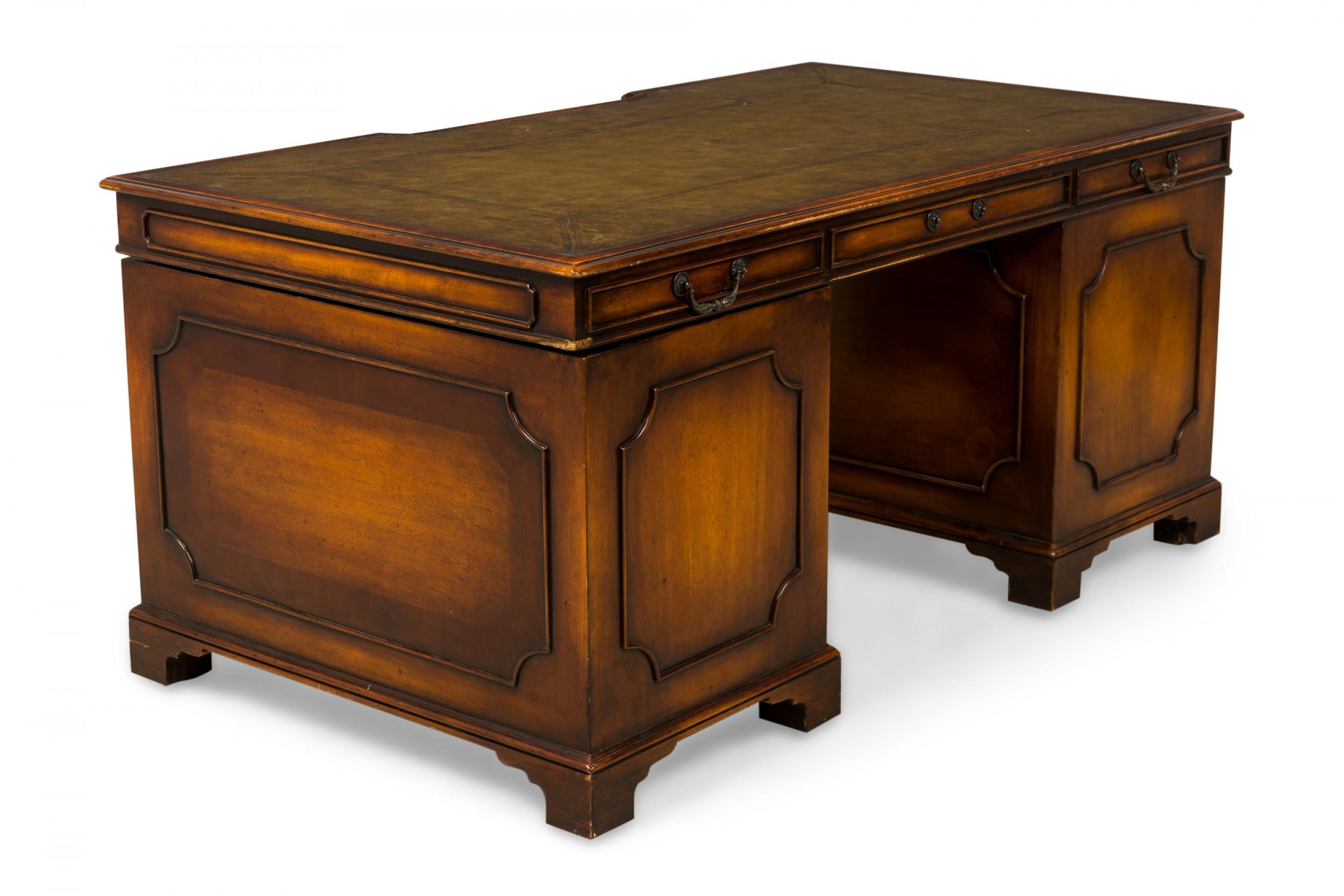 Britannico Scrivania in legno a ginocchio in stile georgiano inglese in vendita