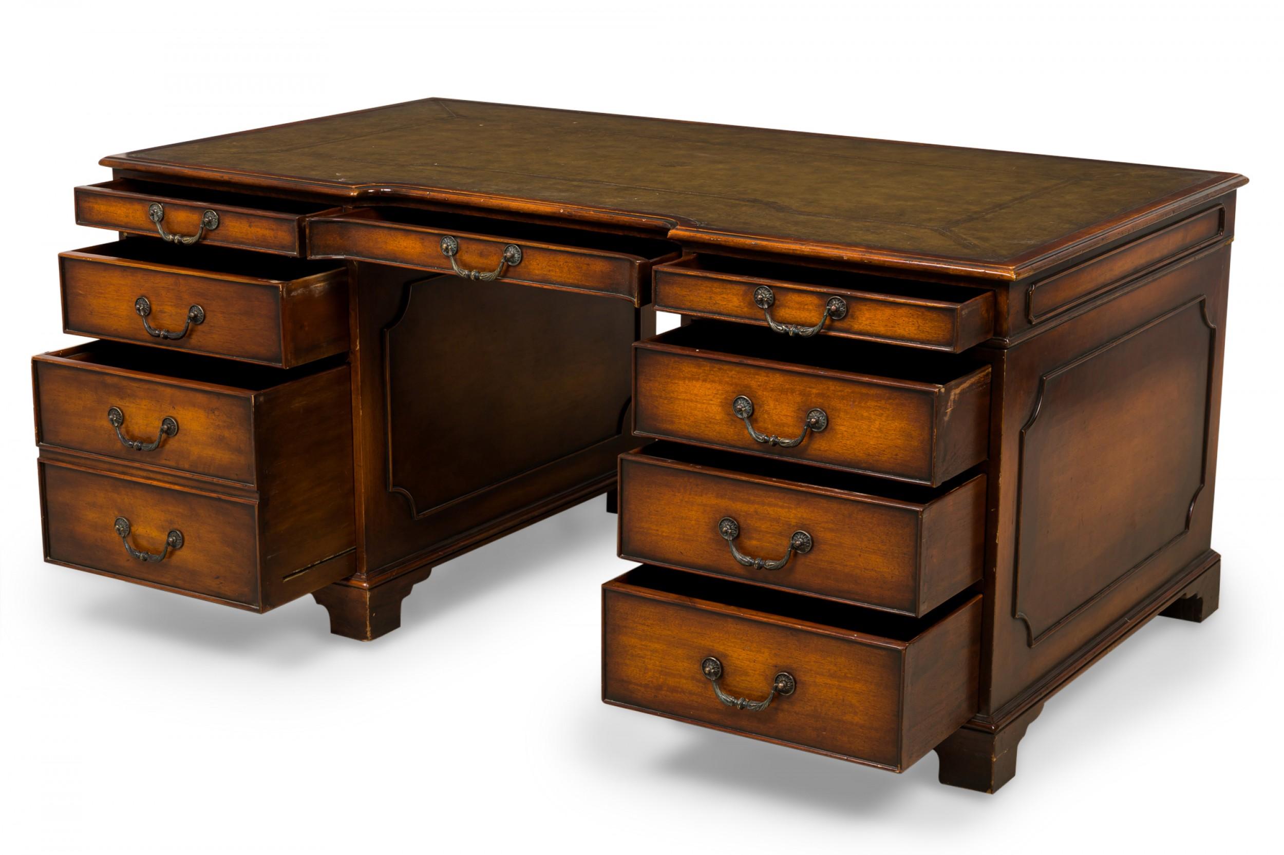 Scrivania in legno a ginocchio in stile georgiano inglese In condizioni buone in vendita a Queens, NY