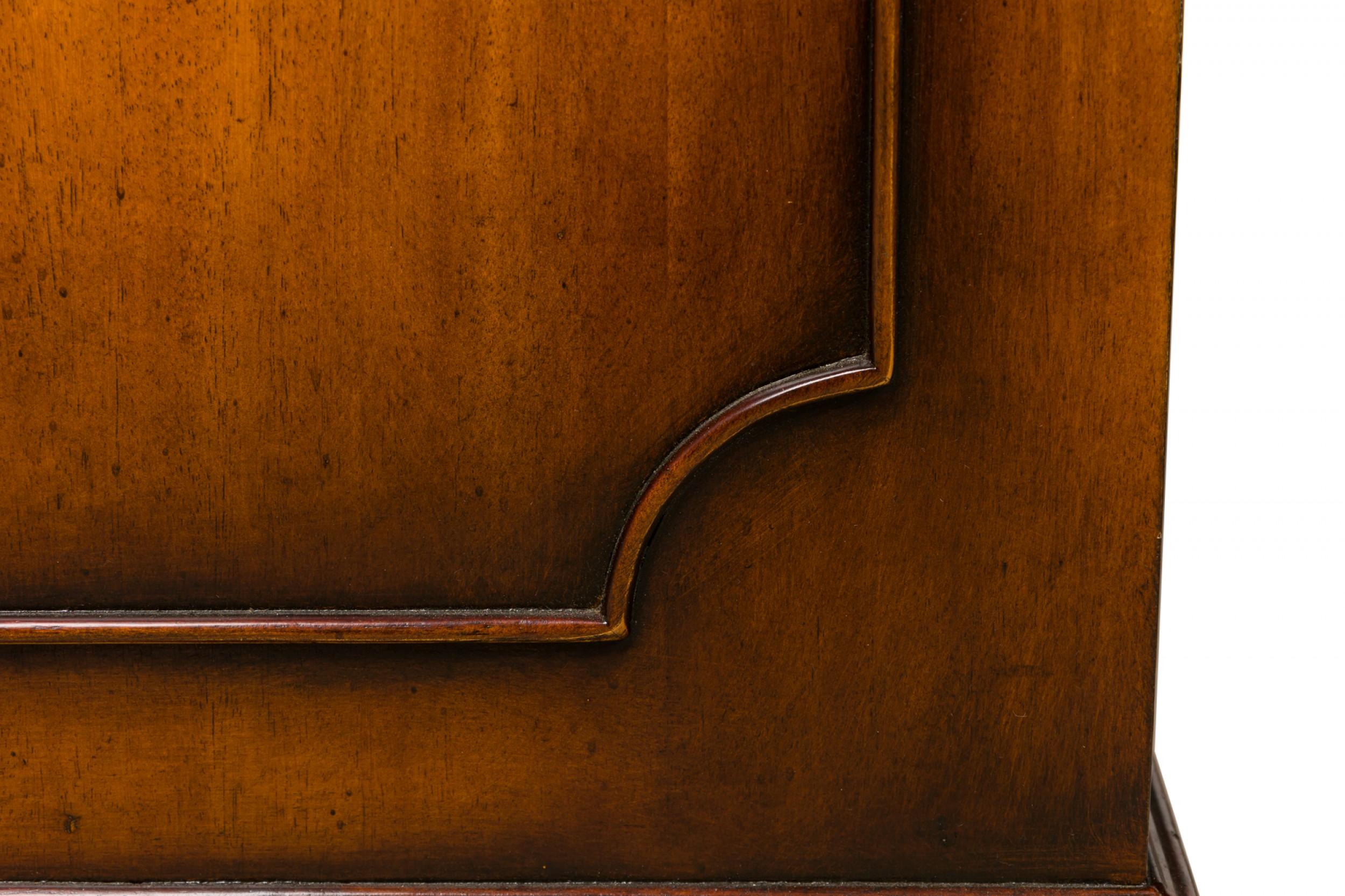 XX secolo Scrivania in legno a ginocchio in stile georgiano inglese in vendita