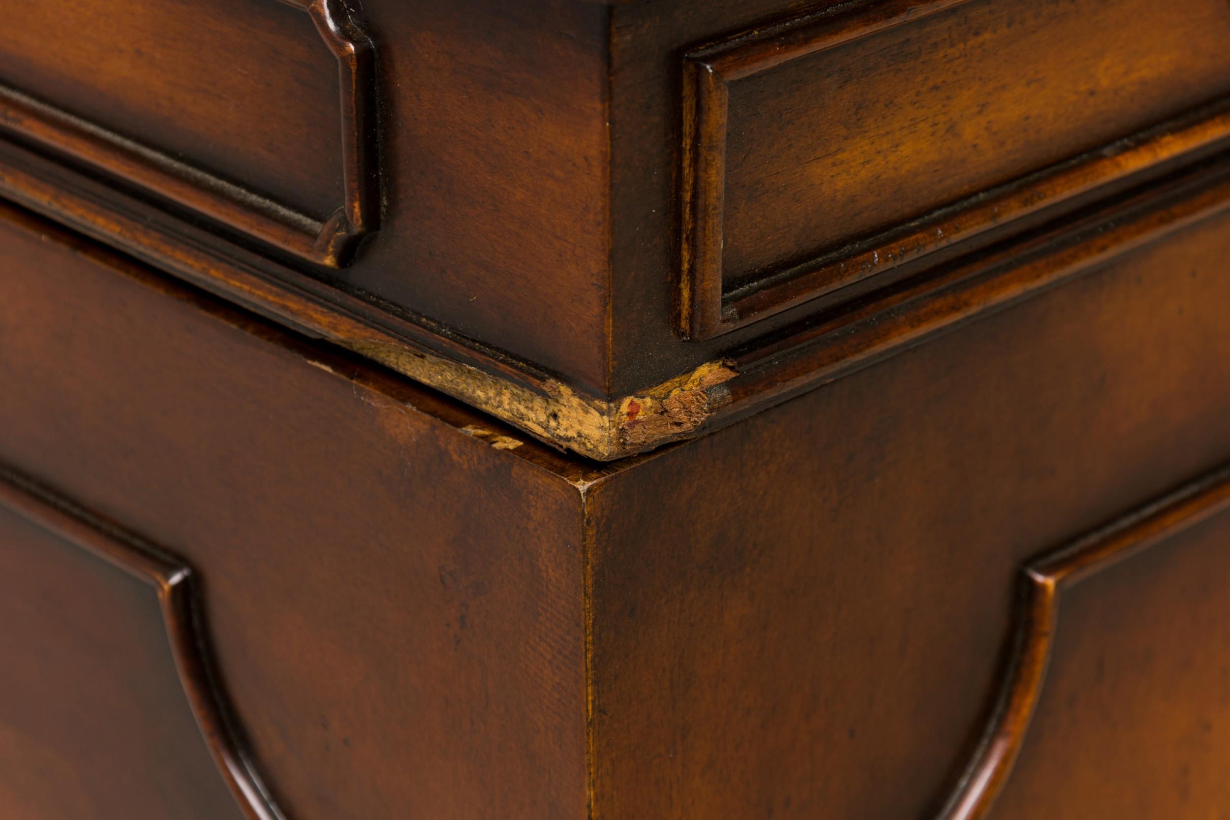 Ottone Scrivania in legno a ginocchio in stile georgiano inglese in vendita