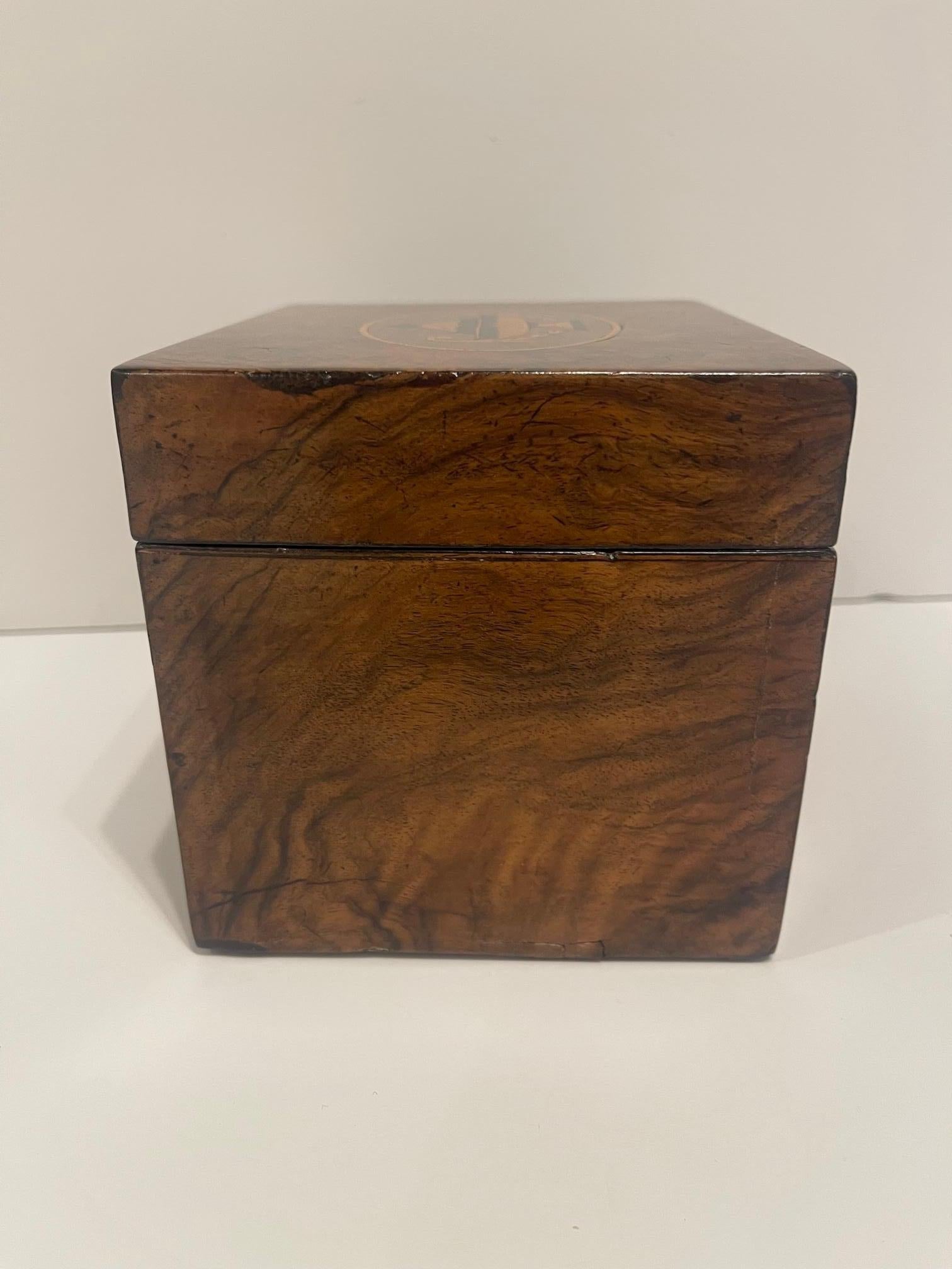 English Georgian Tea Caddy with Inlay and Interior Lid, 19th Century For Sale 2