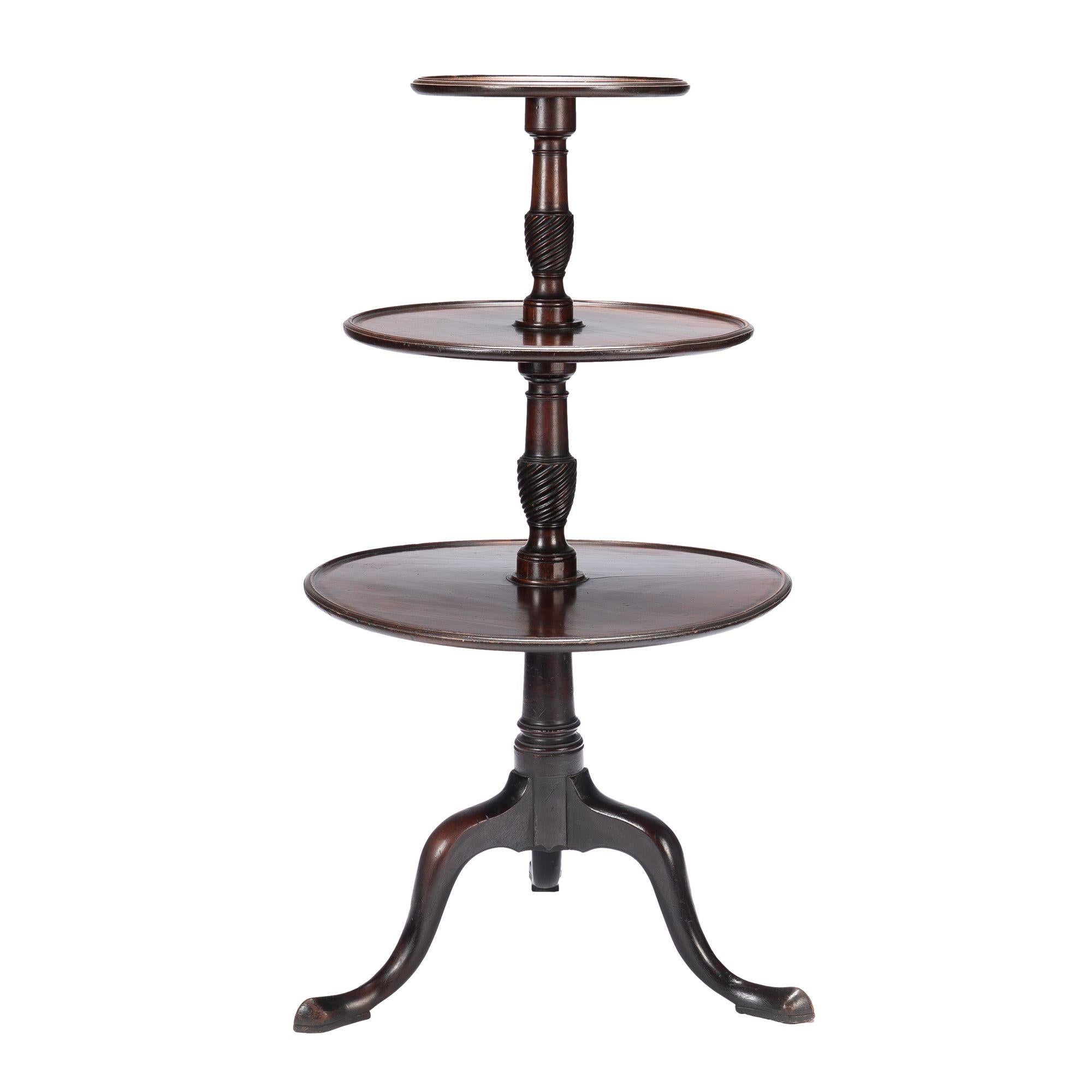 English Georgian three tiered dumb waiter on cabriole legs, c. 1760-80 In Good Condition For Sale In Kenilworth, IL