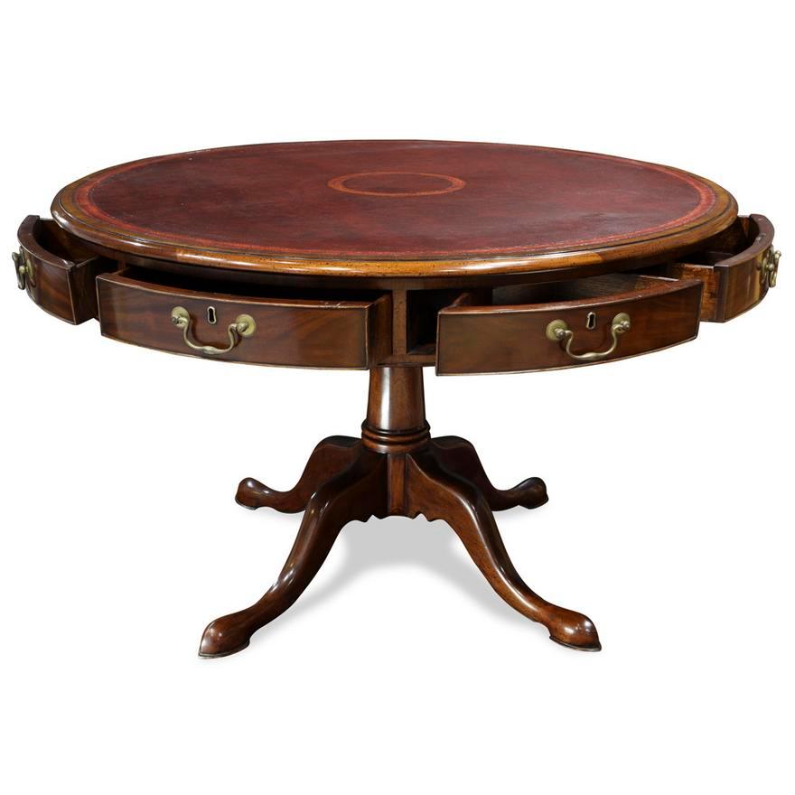 Sculpté à la main Table de location géorgienne en acajou avec dessus en cuir tooled Fin du 20e siècle en vente