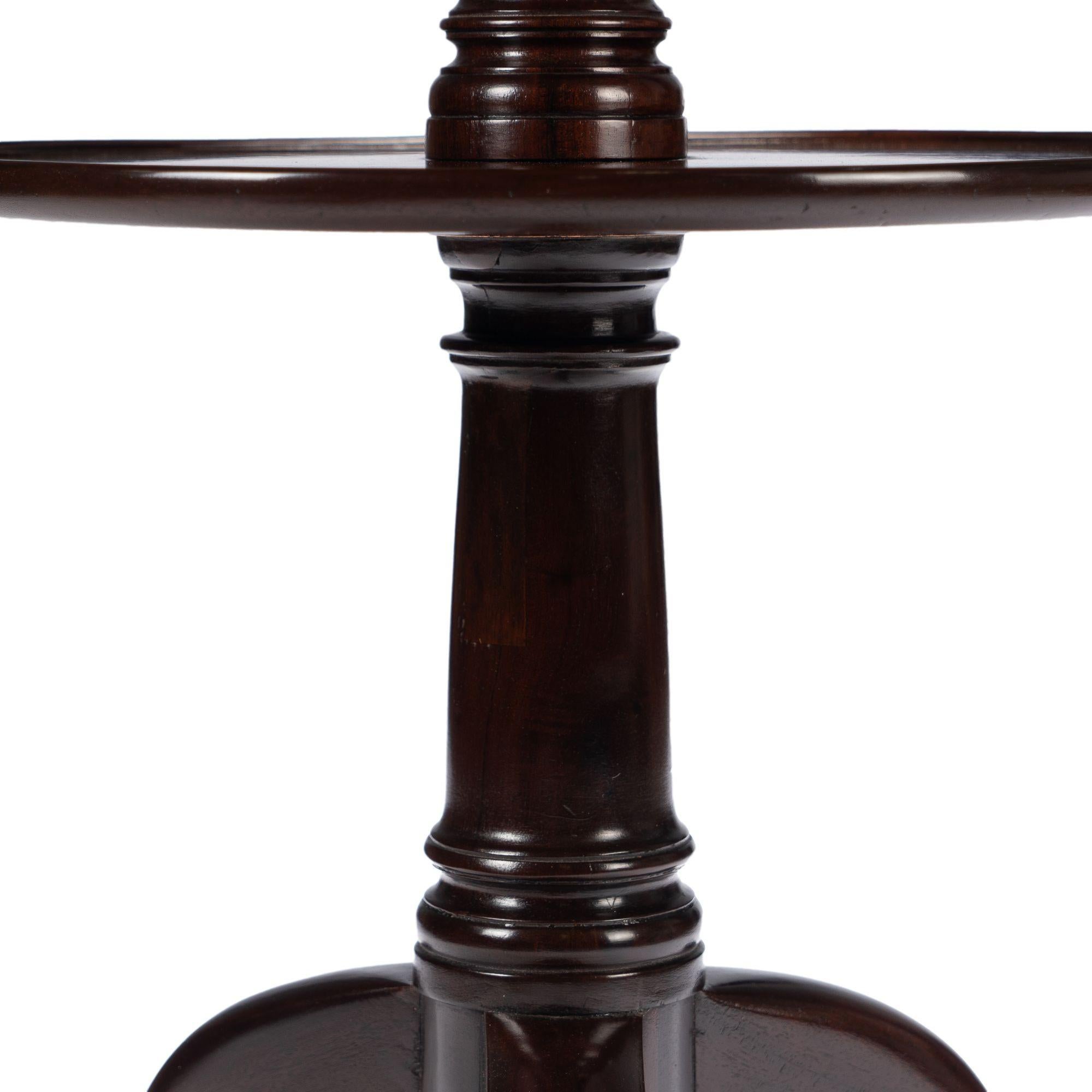 English Georgian two tier circular mahogany dumb waiter, 1760 In Excellent Condition In Kenilworth, IL