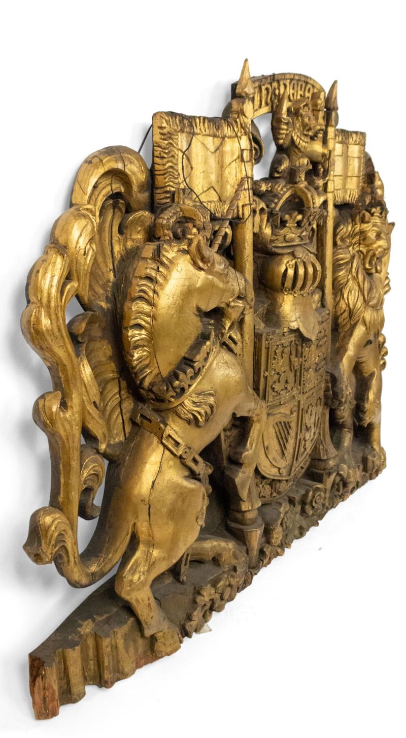 Englisches georgisches Wappen mit Einhorn und Löwe (Vergoldetes Holz) im Angebot