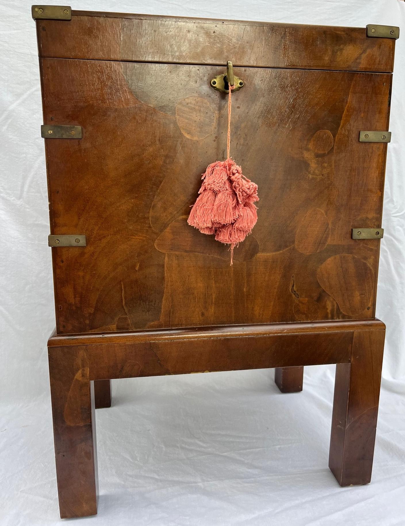 English Georgian Walnut Patched Veneer Cellarette on Stand. For Sale 6