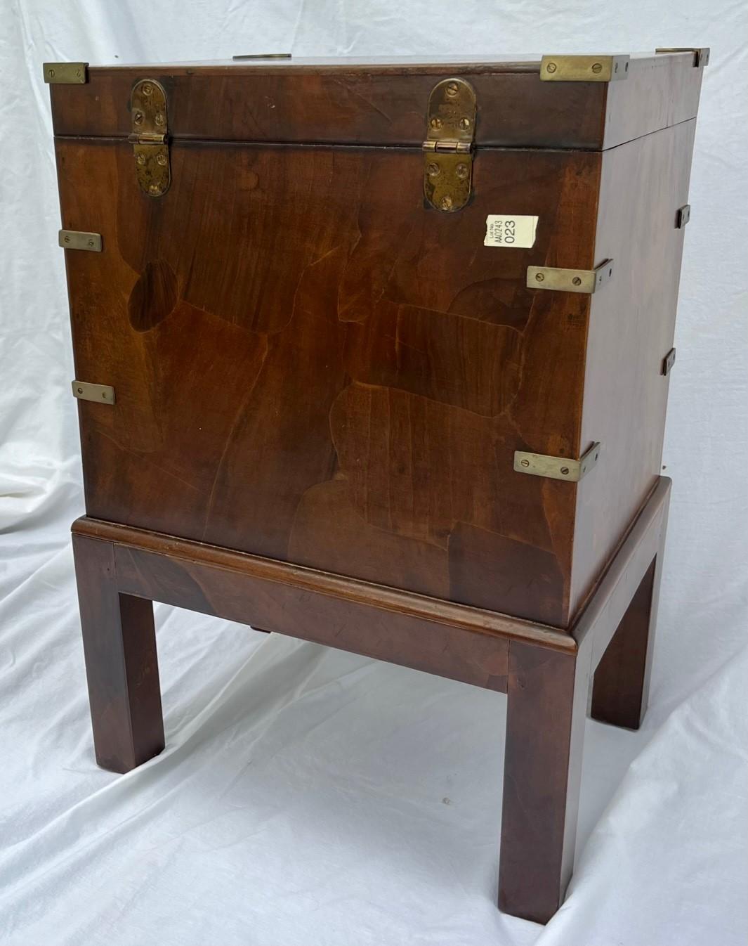 English Georgian Walnut Patched Veneer Cellarette on Stand. For Sale 10