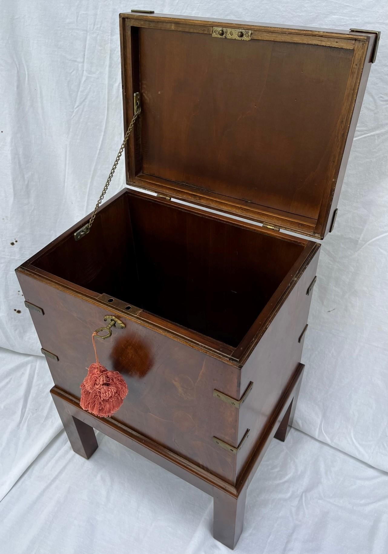English Georgian Walnut Patched Veneer Cellarette on Stand.

Classic elegant English cellarette from the George III period. The walnut veneer has an interesting patch design. It has a brass hinged top, brass escutcheon and original working lock and