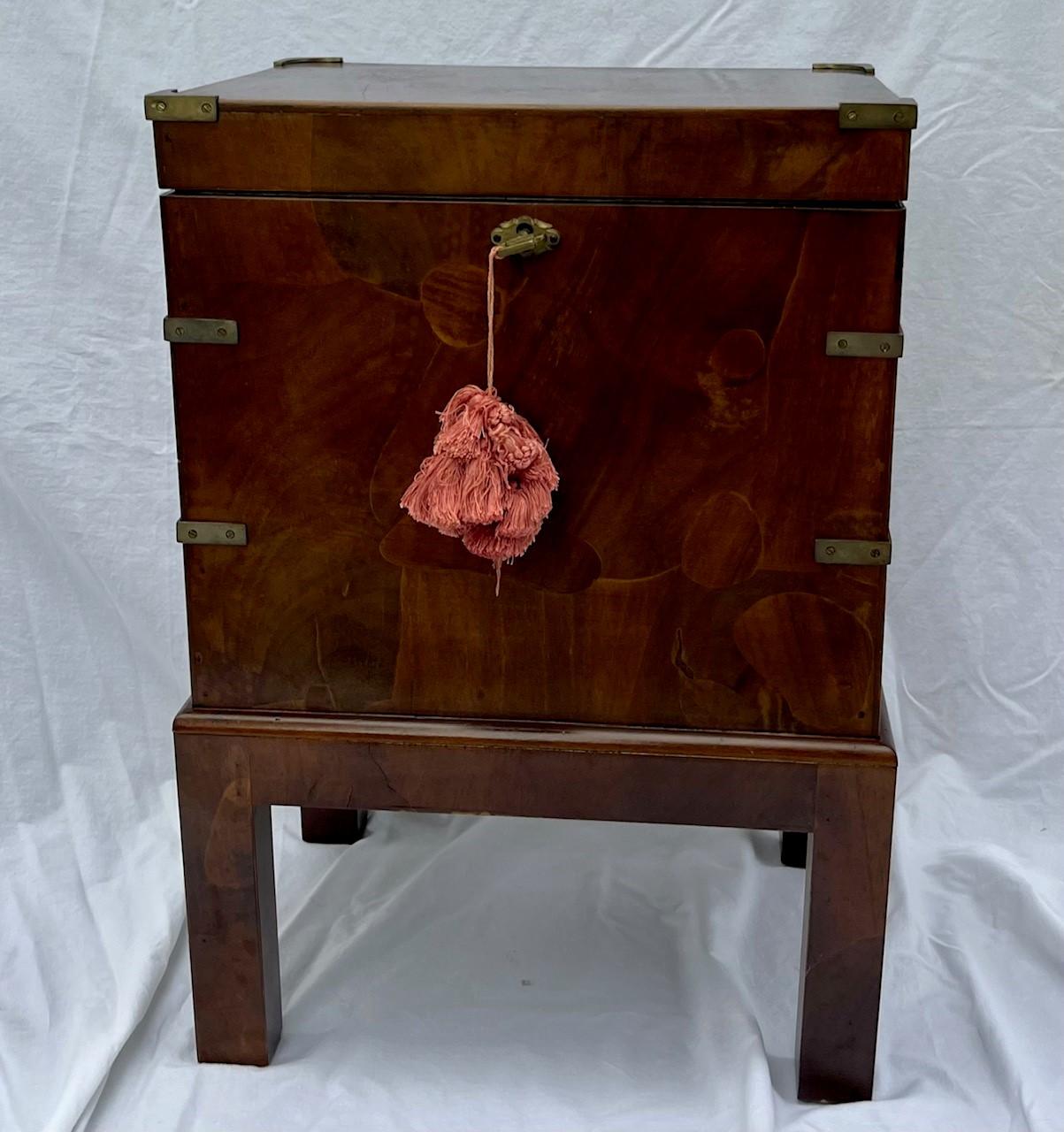 English Georgian Walnut Patched Veneer Cellarette on Stand. For Sale 1