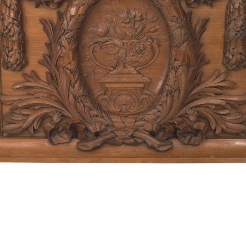English Georgian Walnut Wreath Wall Plaques In Good Condition For Sale In Queens, NY