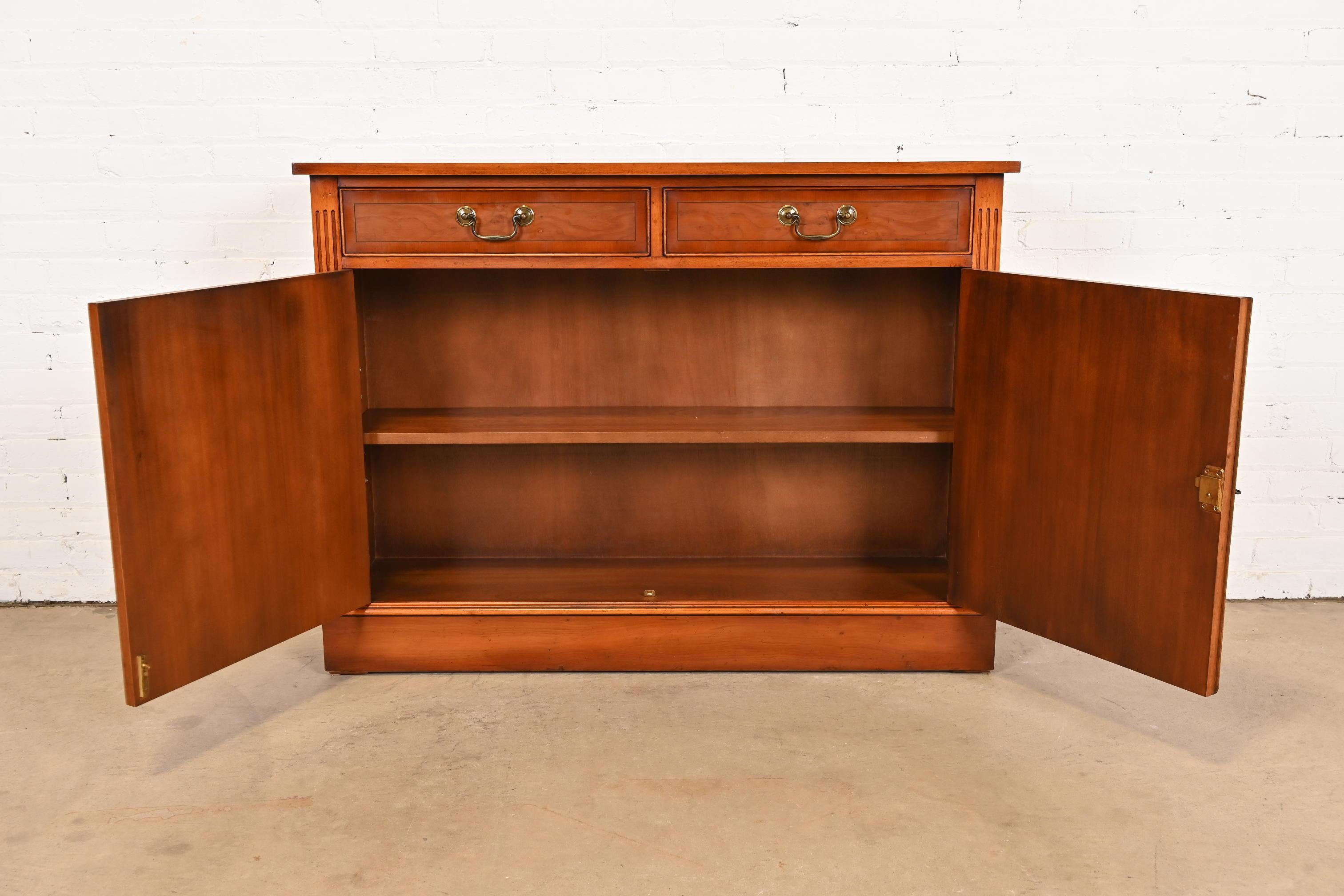 English Georgian Yew Wood Bar Cabinet in the Manner of Baker Furniture For Sale 4