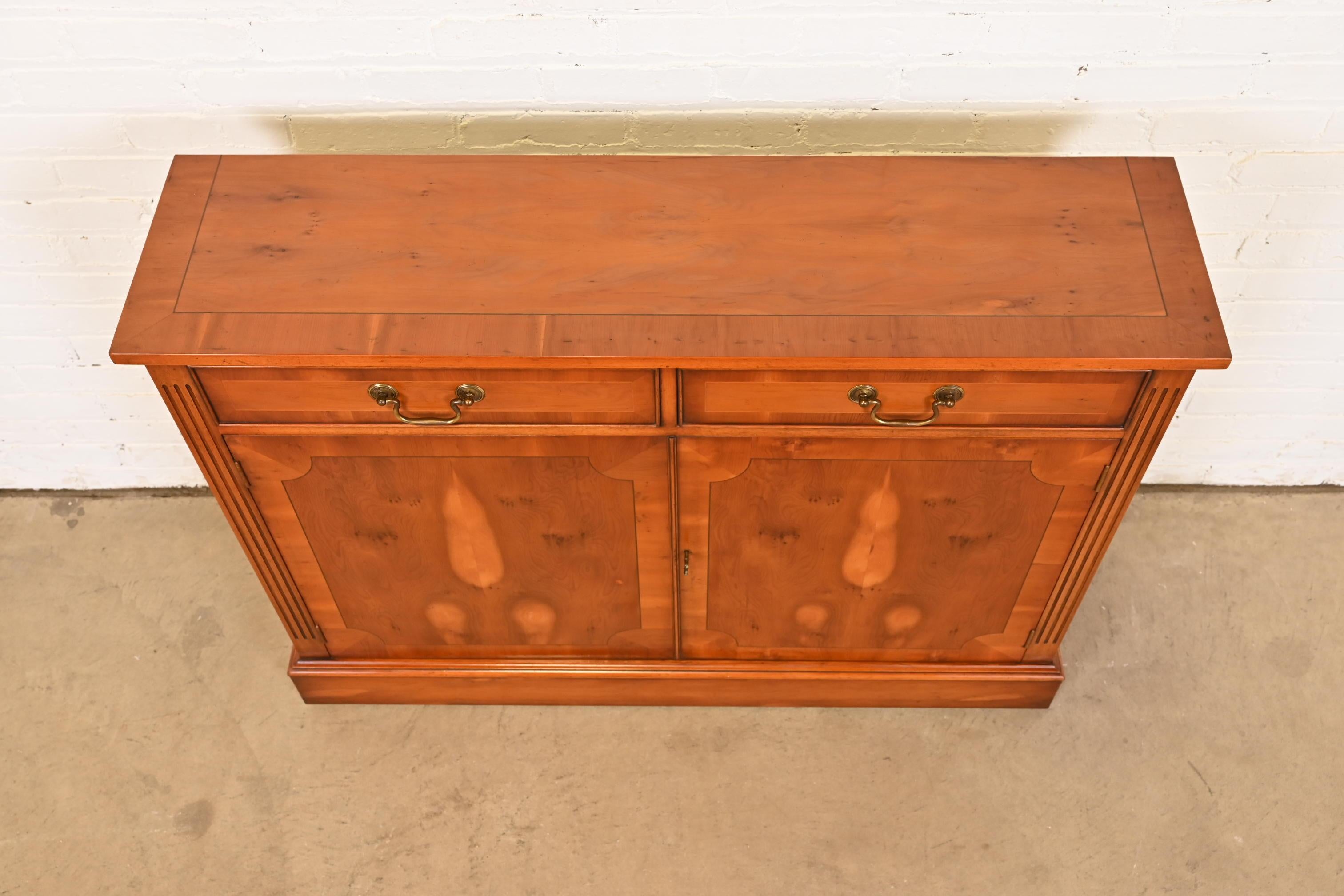 English Georgian Yew Wood Bar Cabinet in the Manner of Baker Furniture For Sale 8
