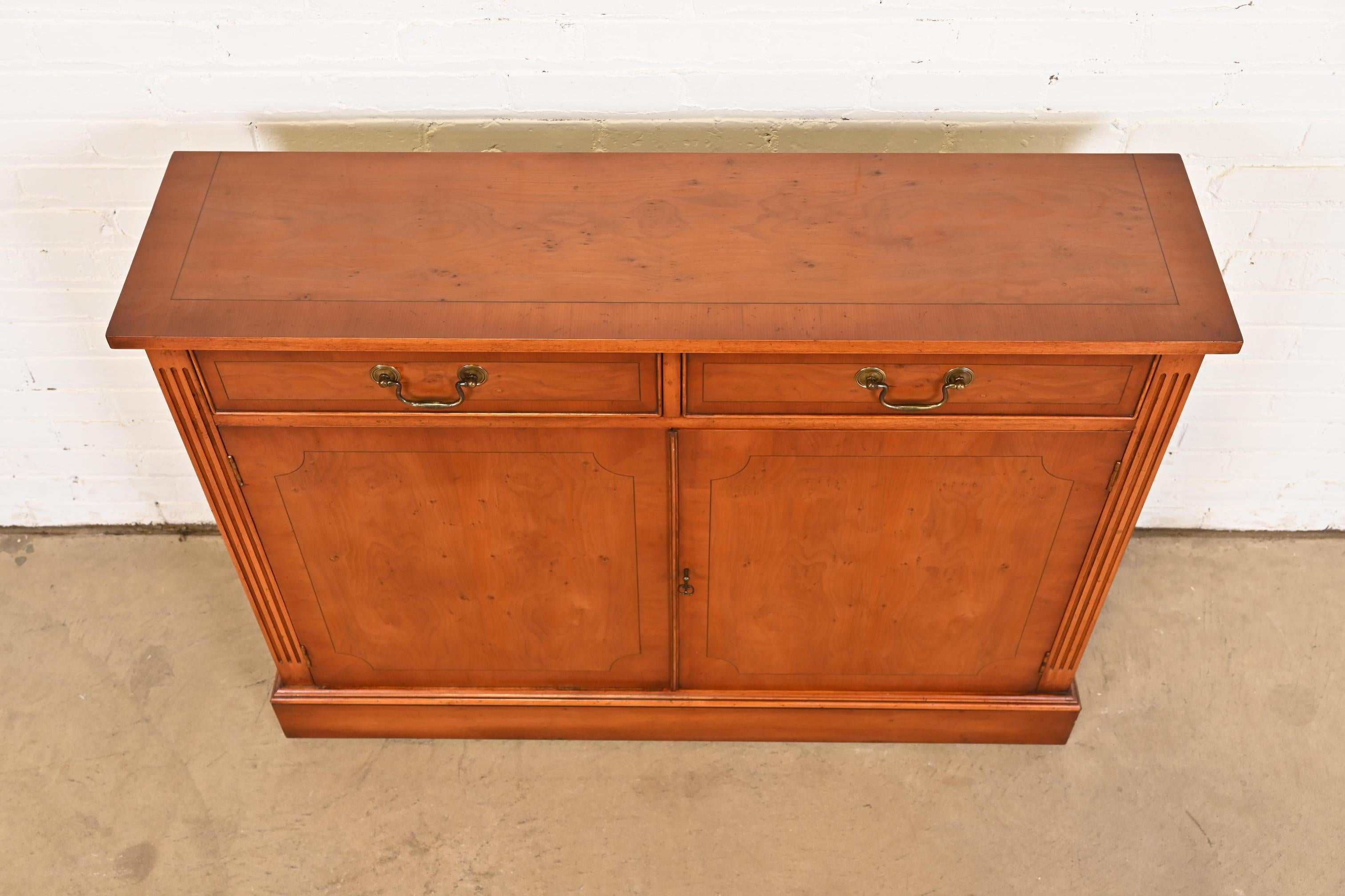 English Georgian Yew Wood Bar Cabinet in the Manner of Baker Furniture For Sale 6