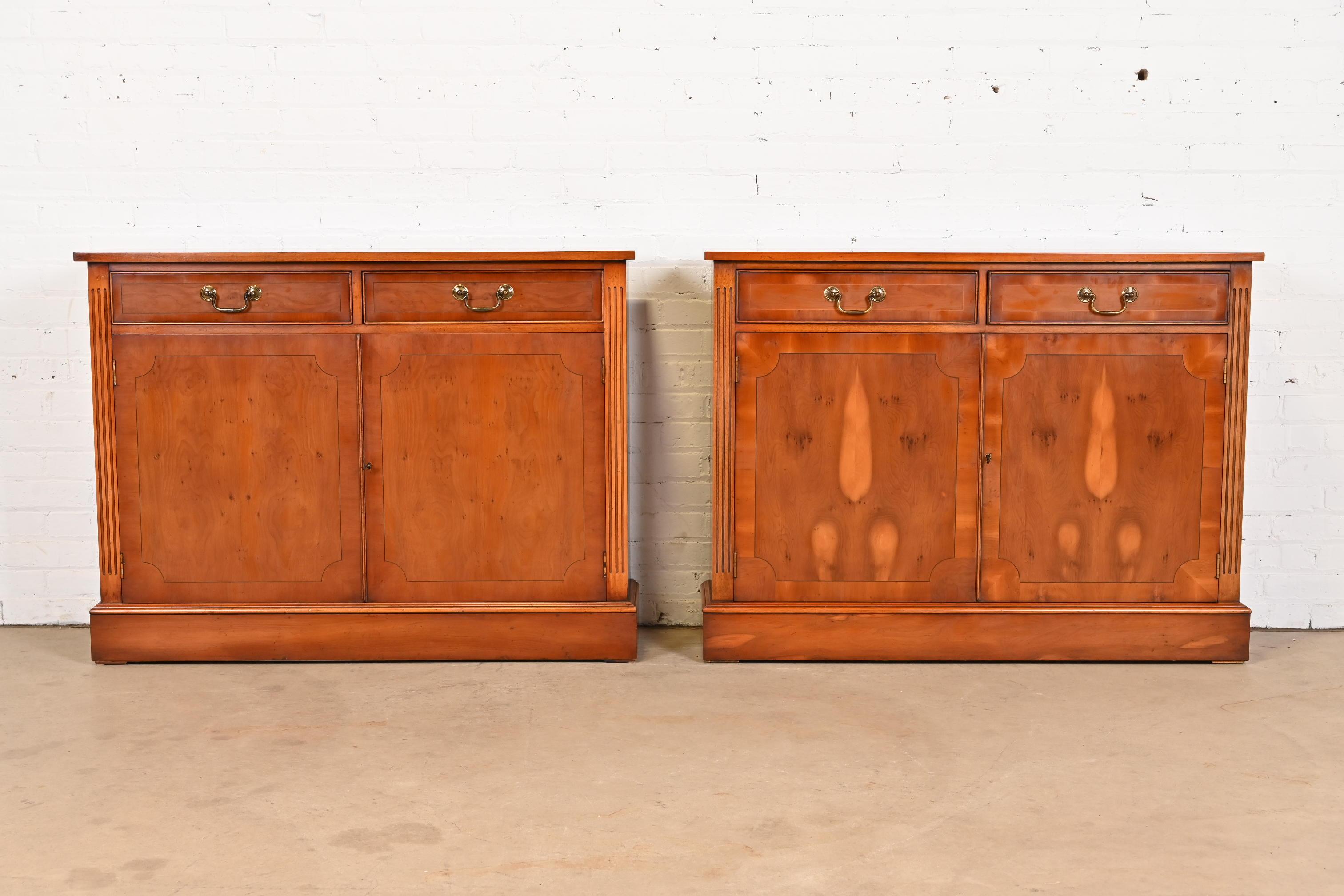 English Georgian Yew Wood Bar Cabinet in the Manner of Baker Furniture For Sale 11