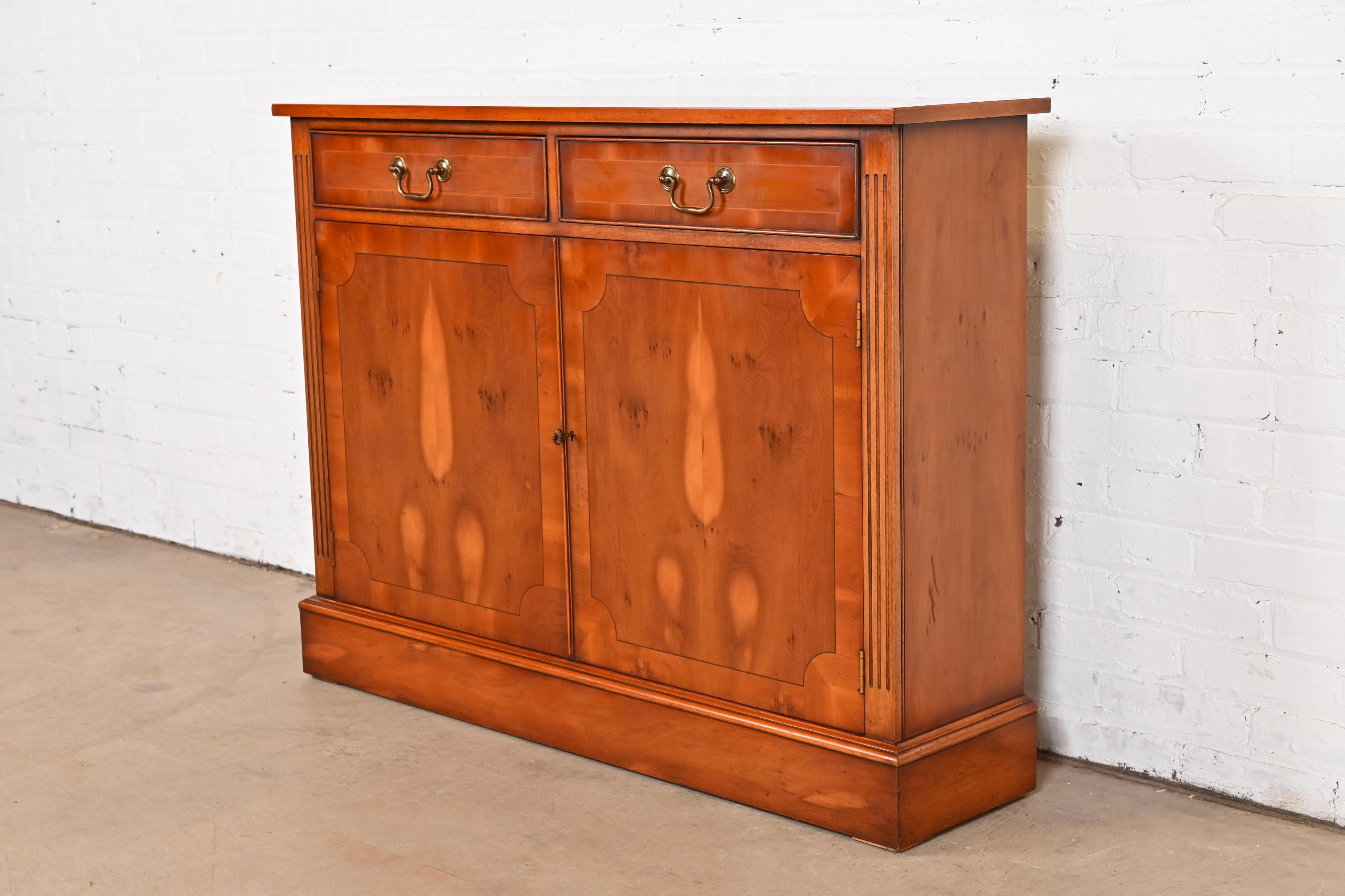 English Georgian Yew Wood Bar Cabinet in the Manner of Baker Furniture In Good Condition For Sale In South Bend, IN