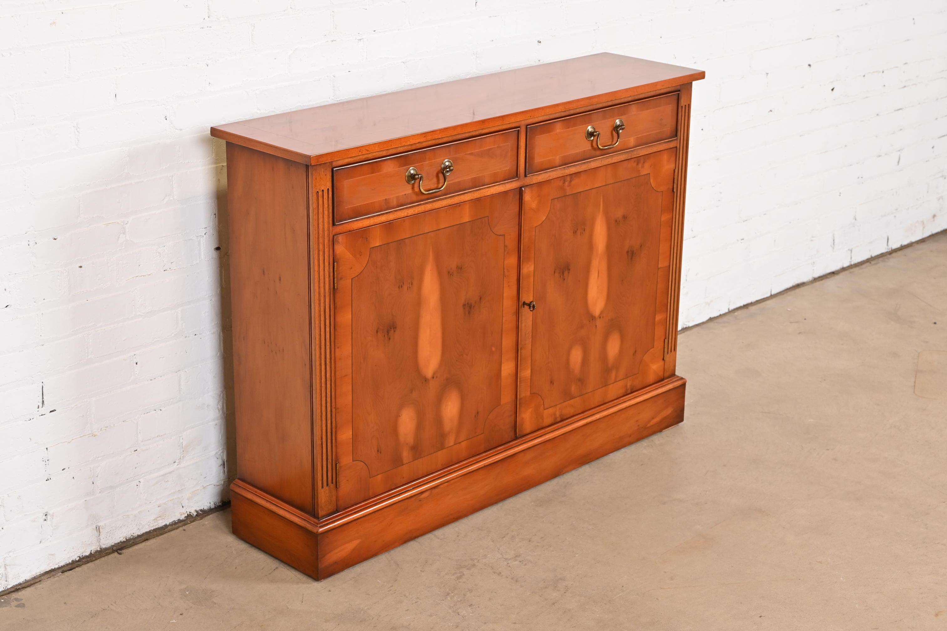 English Georgian Yew Wood Bar Cabinet in the Manner of Baker Furniture For Sale 1