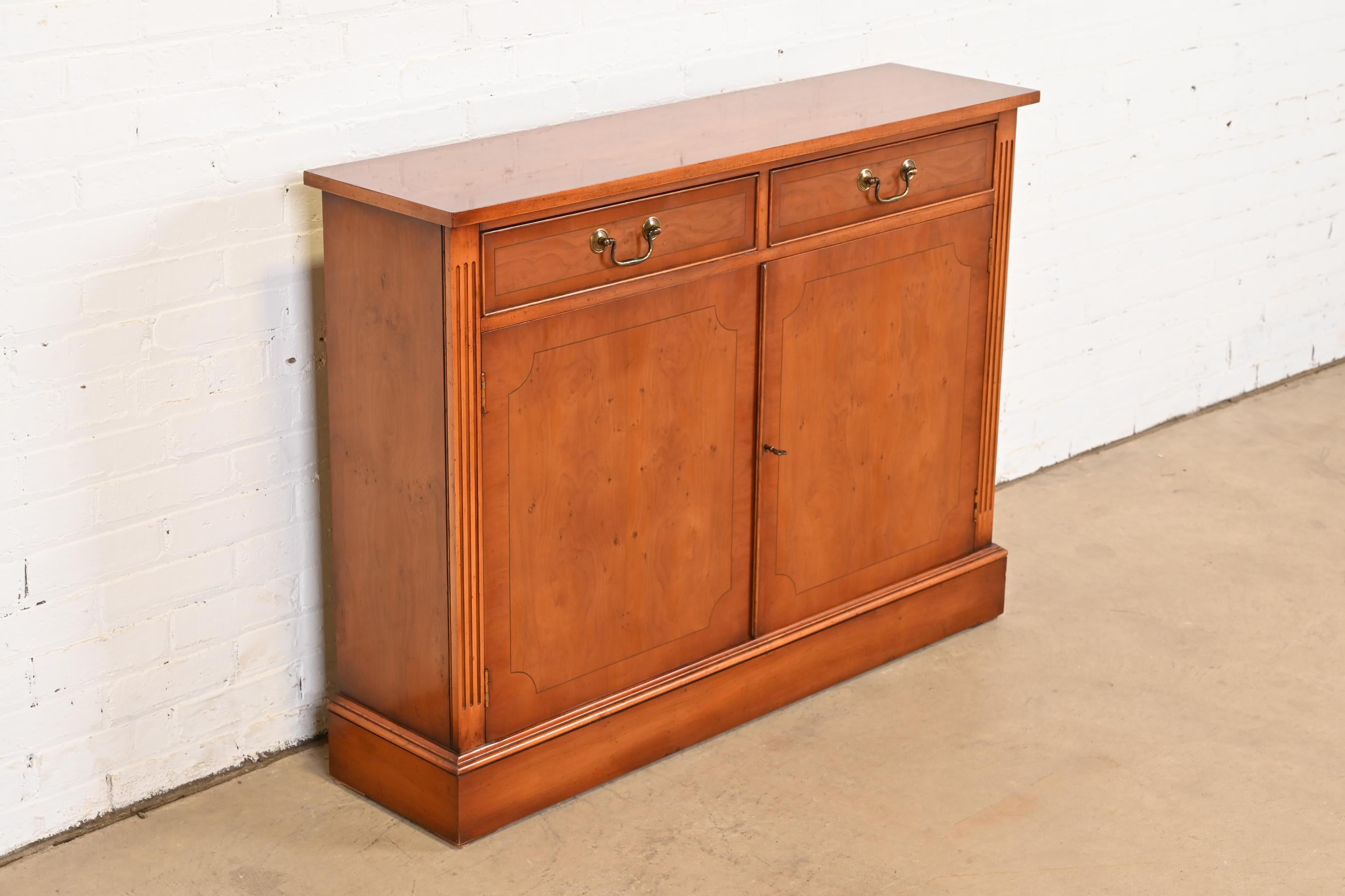 20th Century English Georgian Yew Wood Bar Cabinet in the Manner of Baker Furniture For Sale