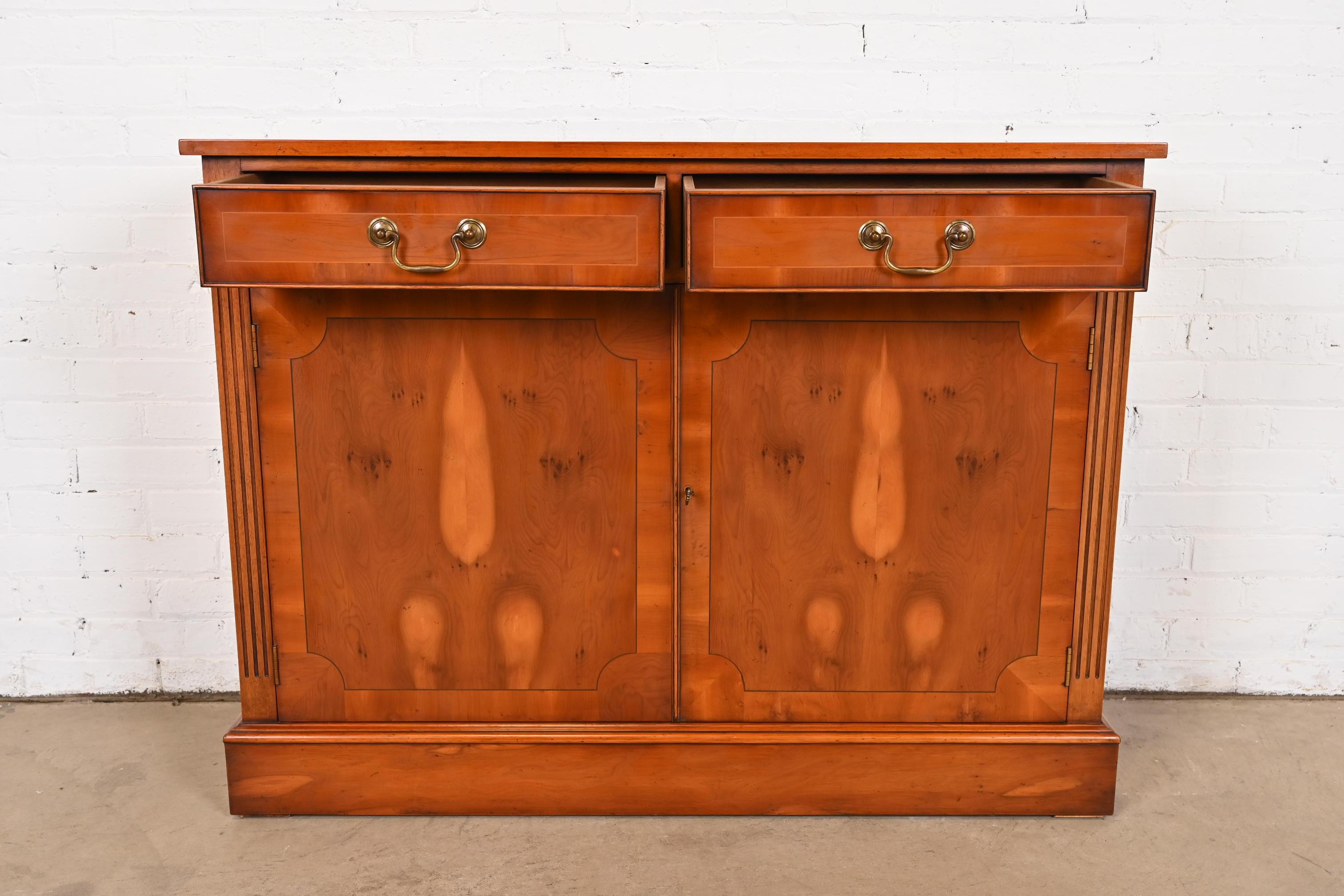 English Georgian Yew Wood Bar Cabinet in the Manner of Baker Furniture For Sale 2