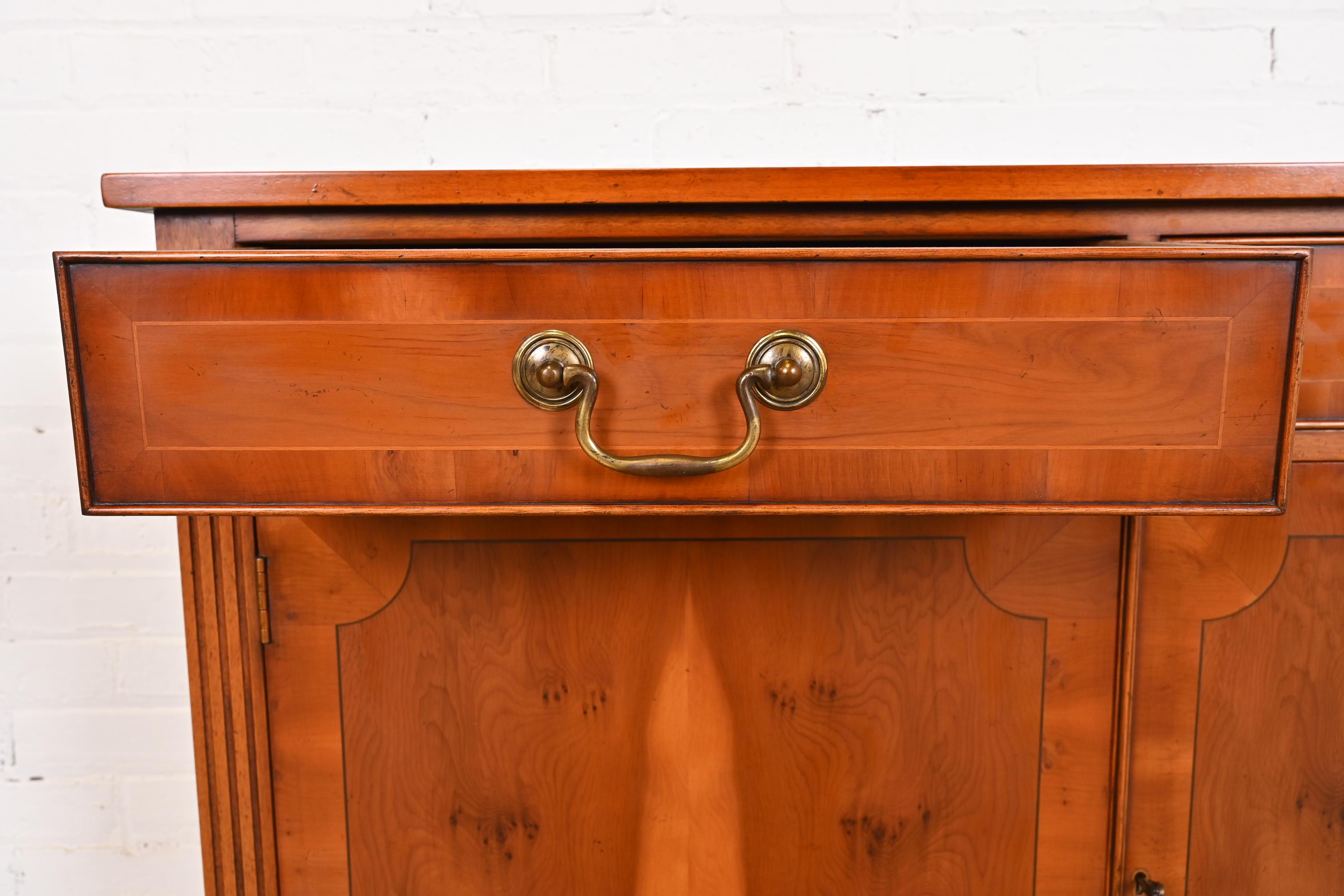English Georgian Yew Wood Bar Cabinet in the Manner of Baker Furniture For Sale 3