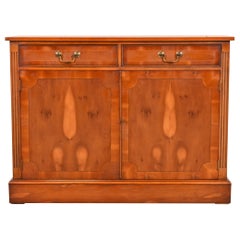 Englischer georgianischer Barschrank aus Eibenholz in der Art von Baker Furniture