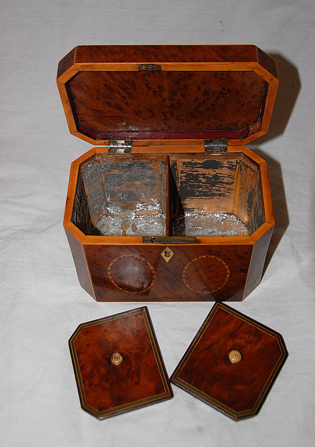 George III Boîte à thé octogonale anglaise géorgienne en bois d'if avec incrustations ovales sur cinq côtés en vente