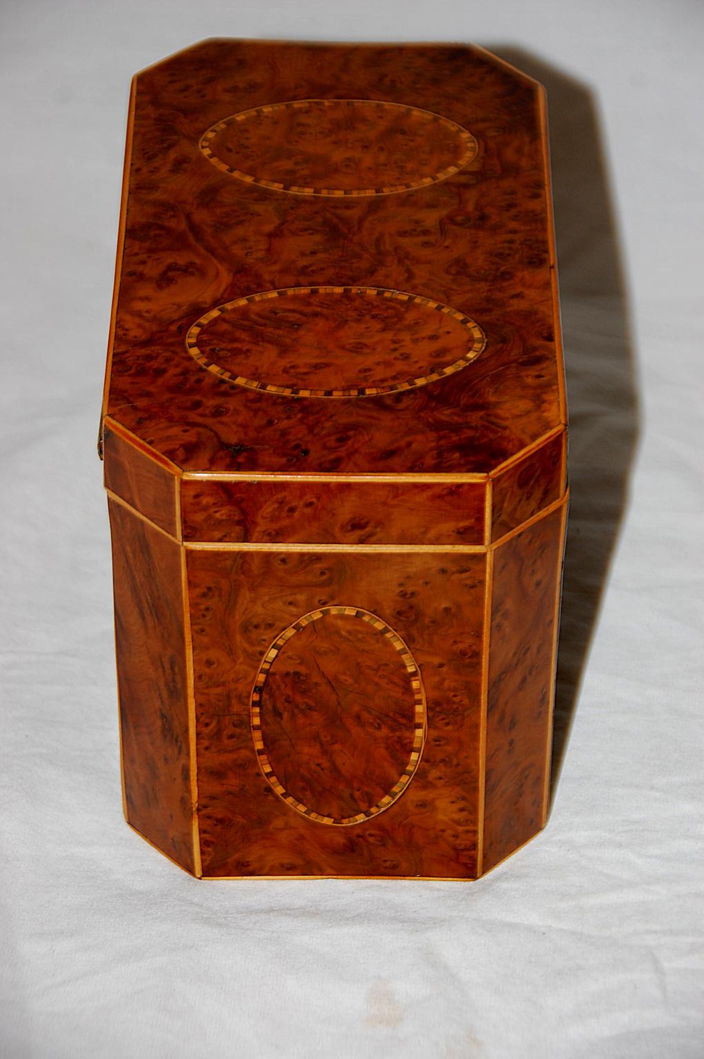 Achteckige englische Teedose aus georgianischem Eibenholz mit ovalen Intarsien auf fünf Seiten im Zustand „Gut“ im Angebot in Wells, ME